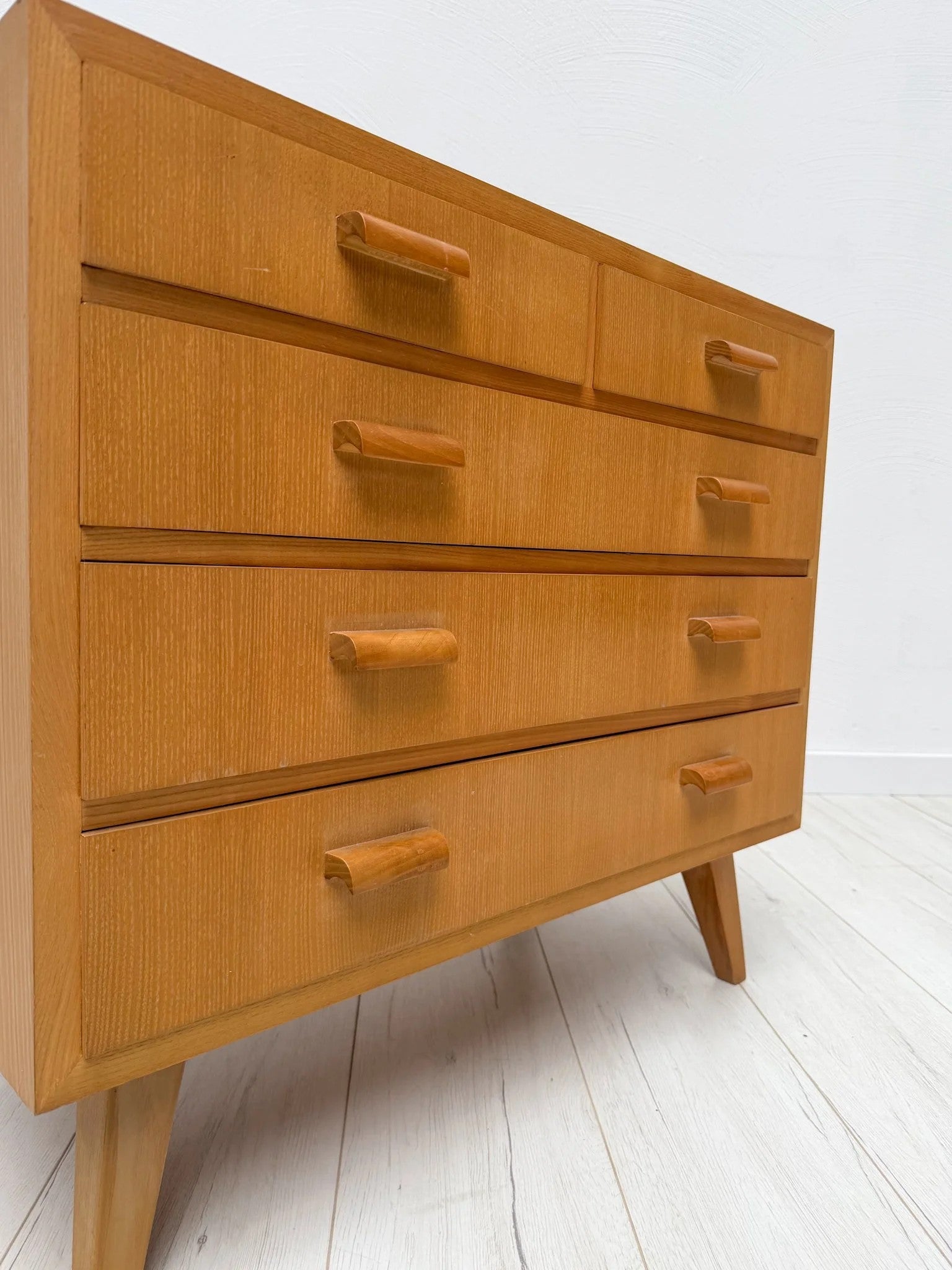 Vintage_Oak_Chest_of_Drawers_with_Tapered_Legs_and_Five_Drawers,_Mid-Century_Modern,_1960s