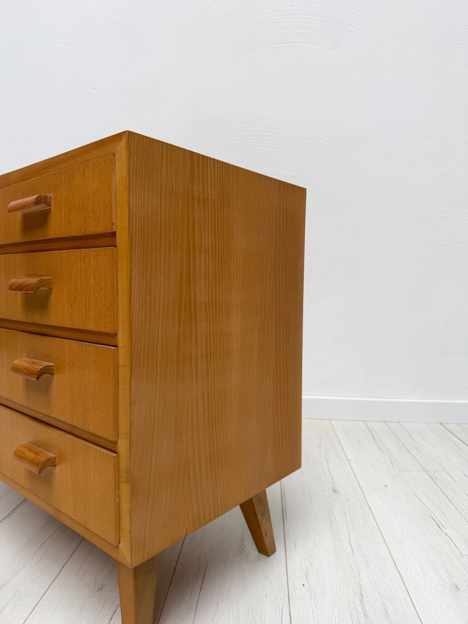 Vintage_Oak_Chest_of_Drawers_with_Tapered_Legs_and_Five_Drawers,_Mid-Century_Modern,_1960s