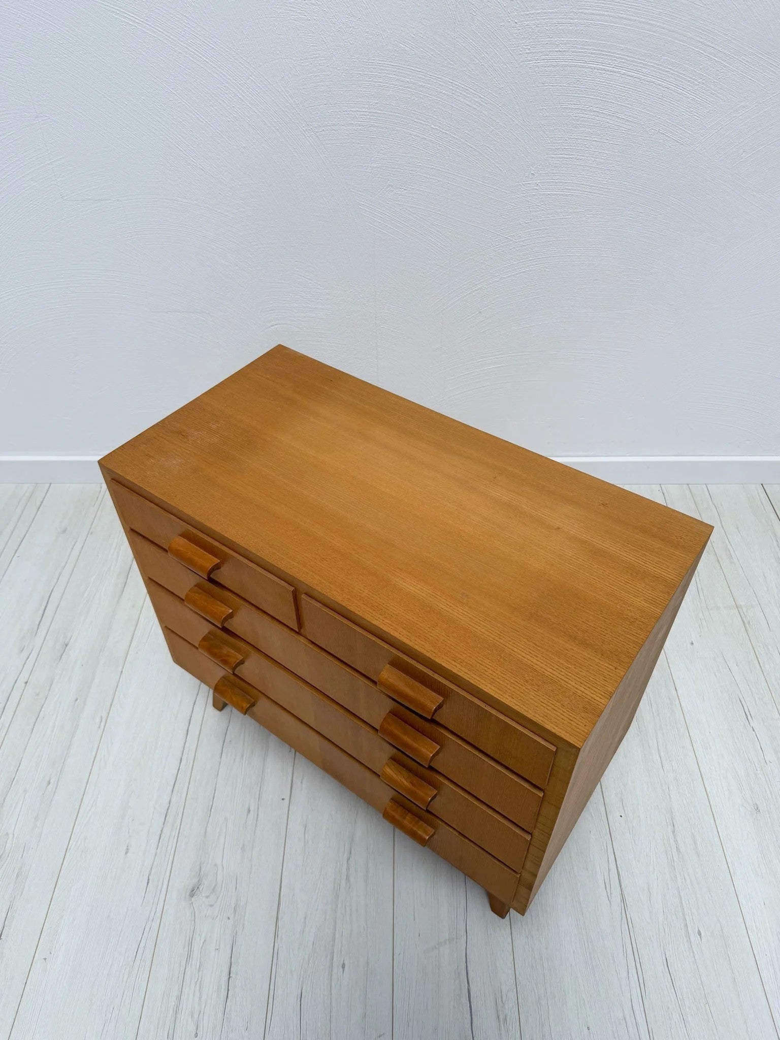 Vintage_Oak_Chest_of_Drawers_with_Tapered_Legs_and_Five_Drawers,_Mid-Century_Modern,_1960s