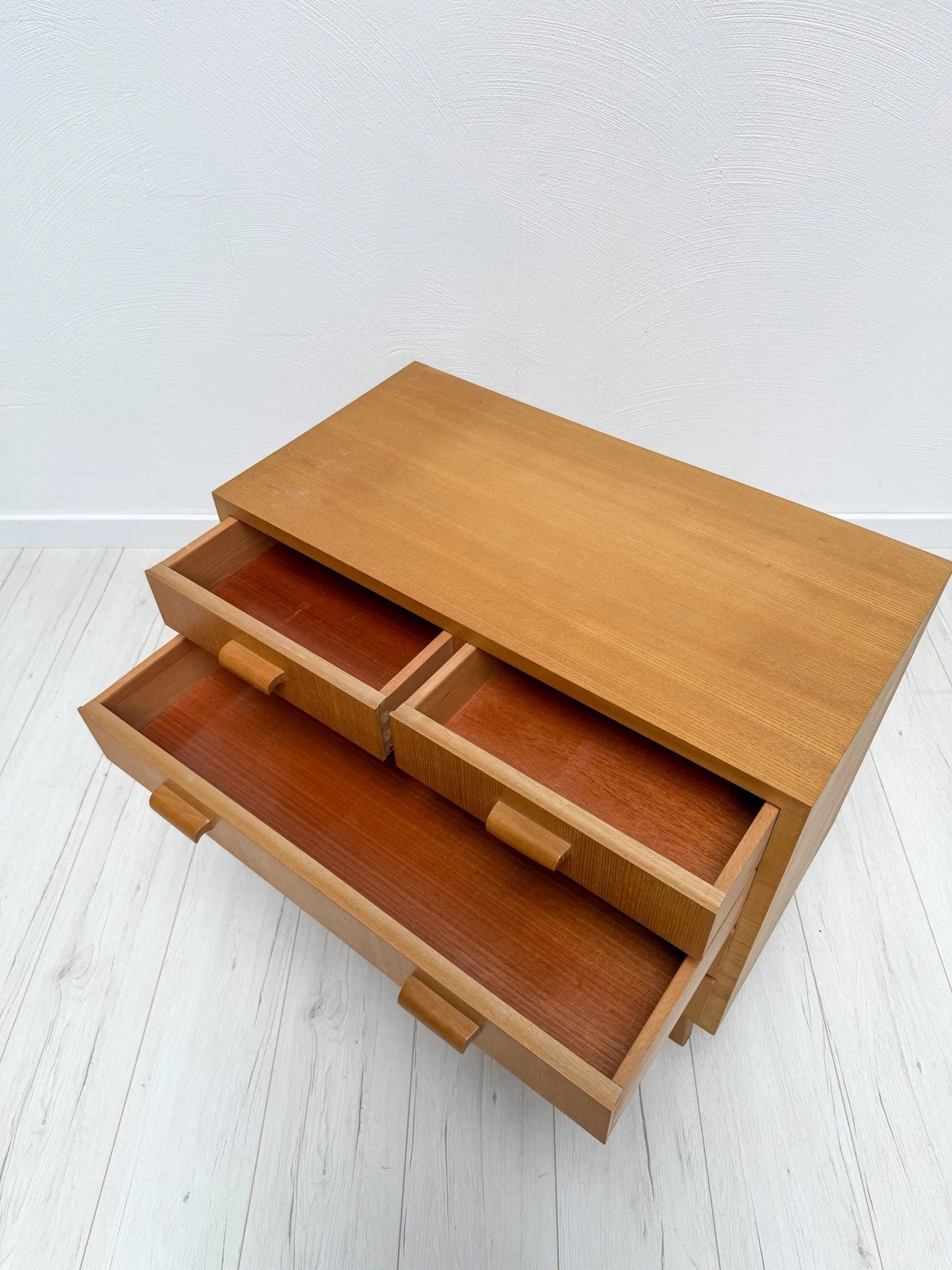 Vintage_Oak_Chest_of_Drawers_with_Tapered_Legs_and_Five_Drawers,_Mid-Century_Modern,_1960s