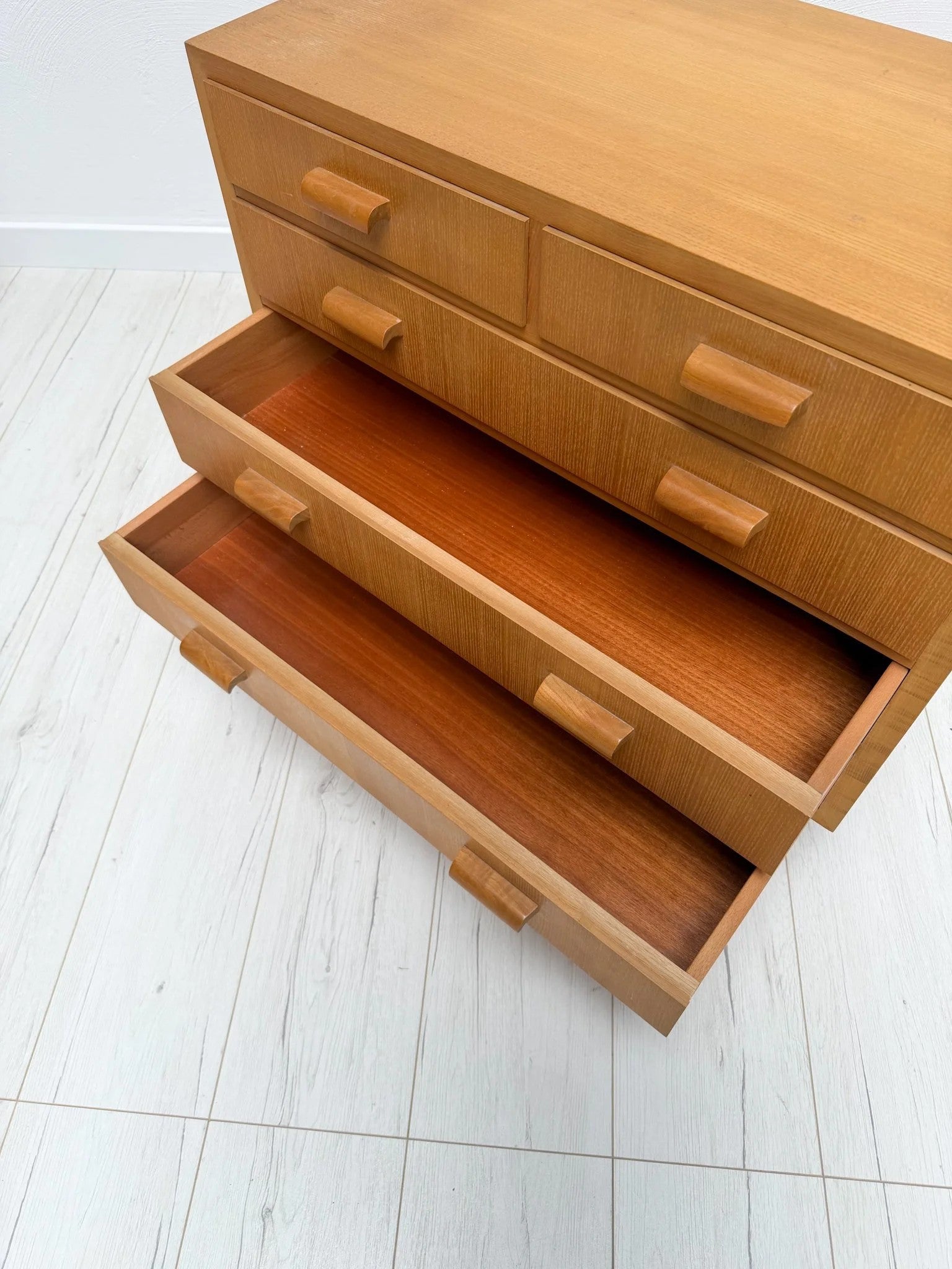 Vintage_Oak_Chest_of_Drawers_with_Tapered_Legs_and_Five_Drawers,_Mid-Century_Modern,_1960s