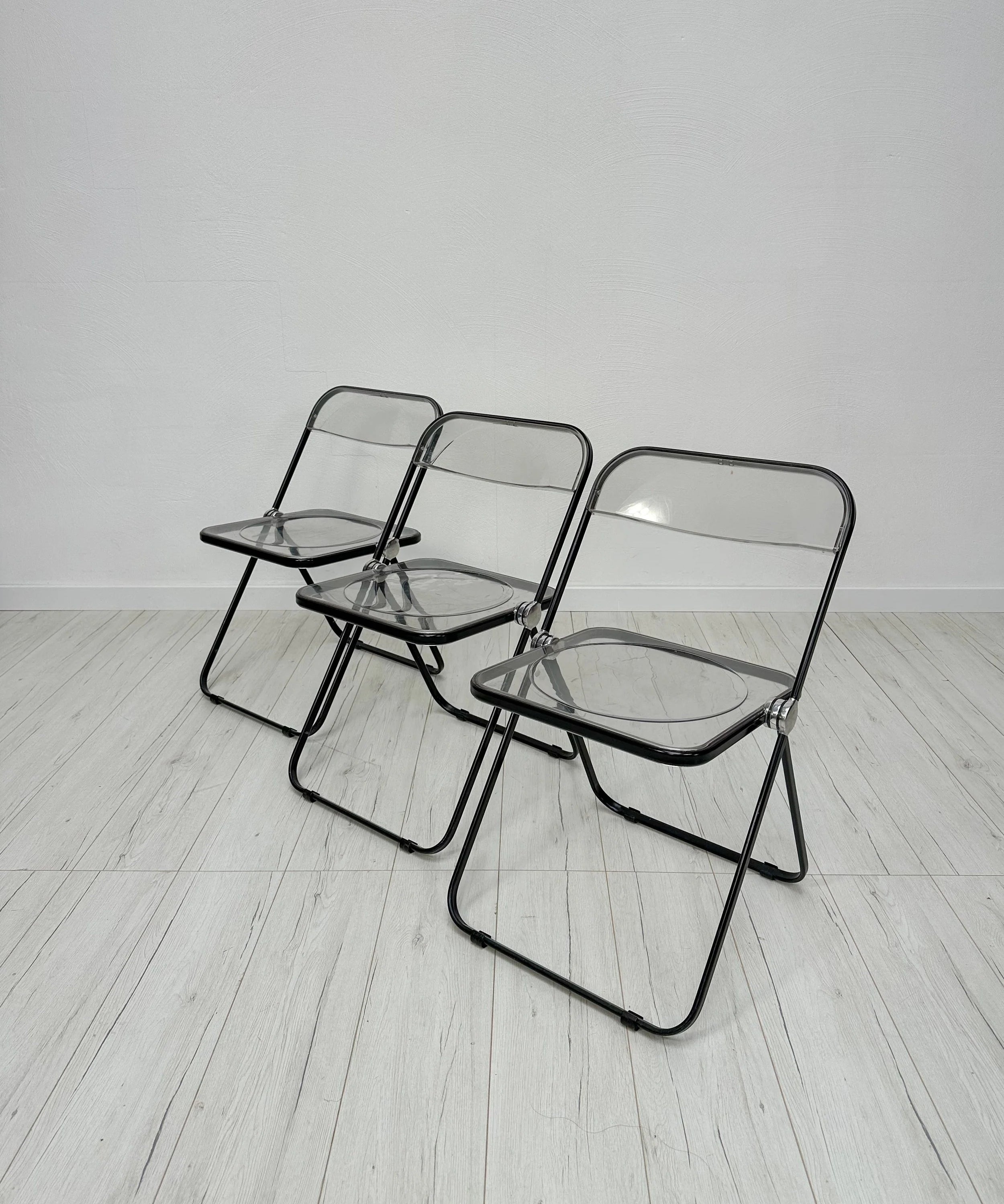 Plia_Folding_Chair_by_Giancarlo_Piretti_for_Anonima_Castelli,_Black_Metal_and_Transparent_Acrylic,_Italy,_1960s
