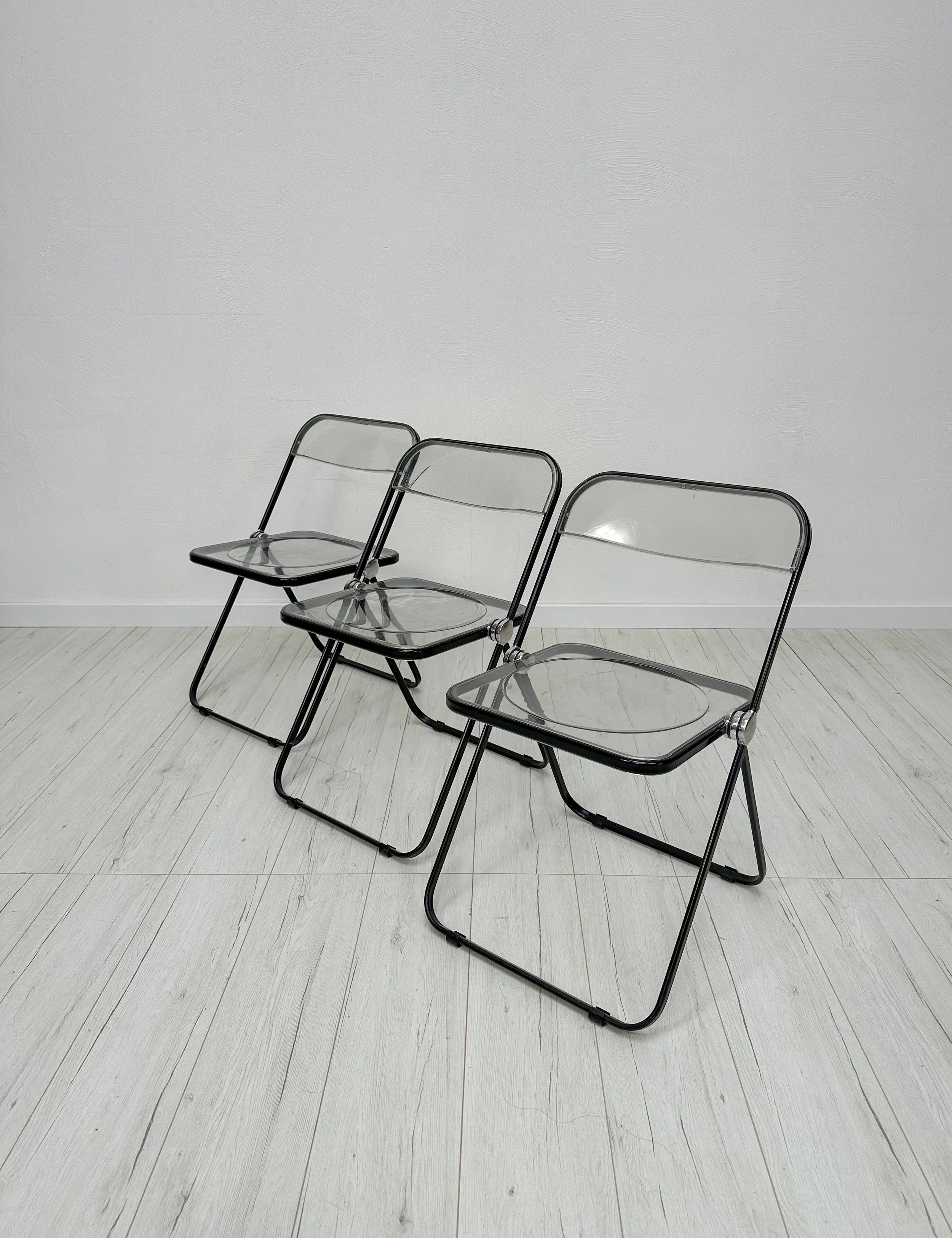 Plia_Folding_Chair_by_Giancarlo_Piretti_for_Anonima_Castelli,_Black_Metal_and_Transparent_Acrylic,_Italy,_1960s