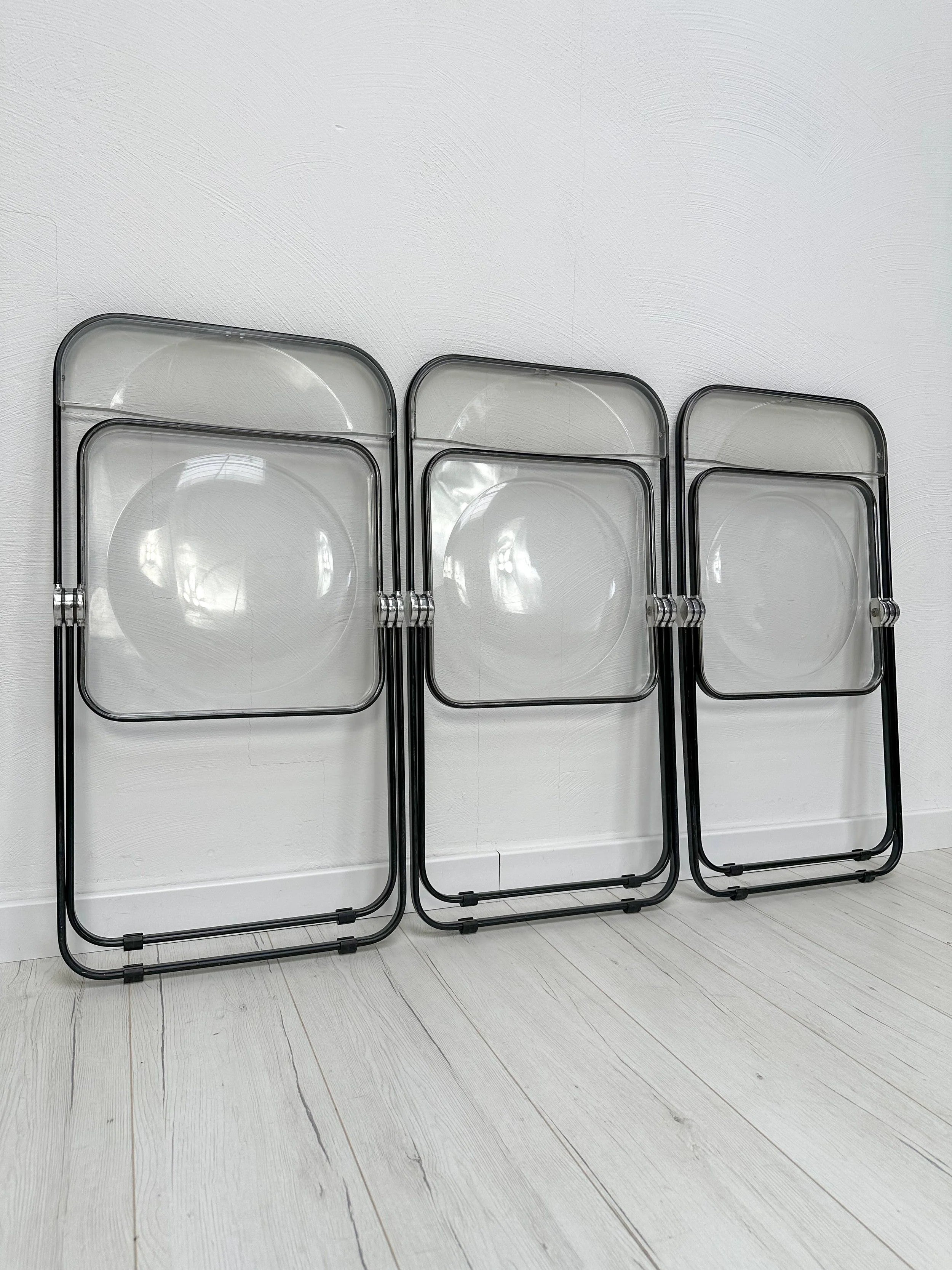 Plia_Folding_Chair_by_Giancarlo_Piretti_for_Anonima_Castelli,_Black_Metal_and_Transparent_Acrylic,_Italy,_1960s