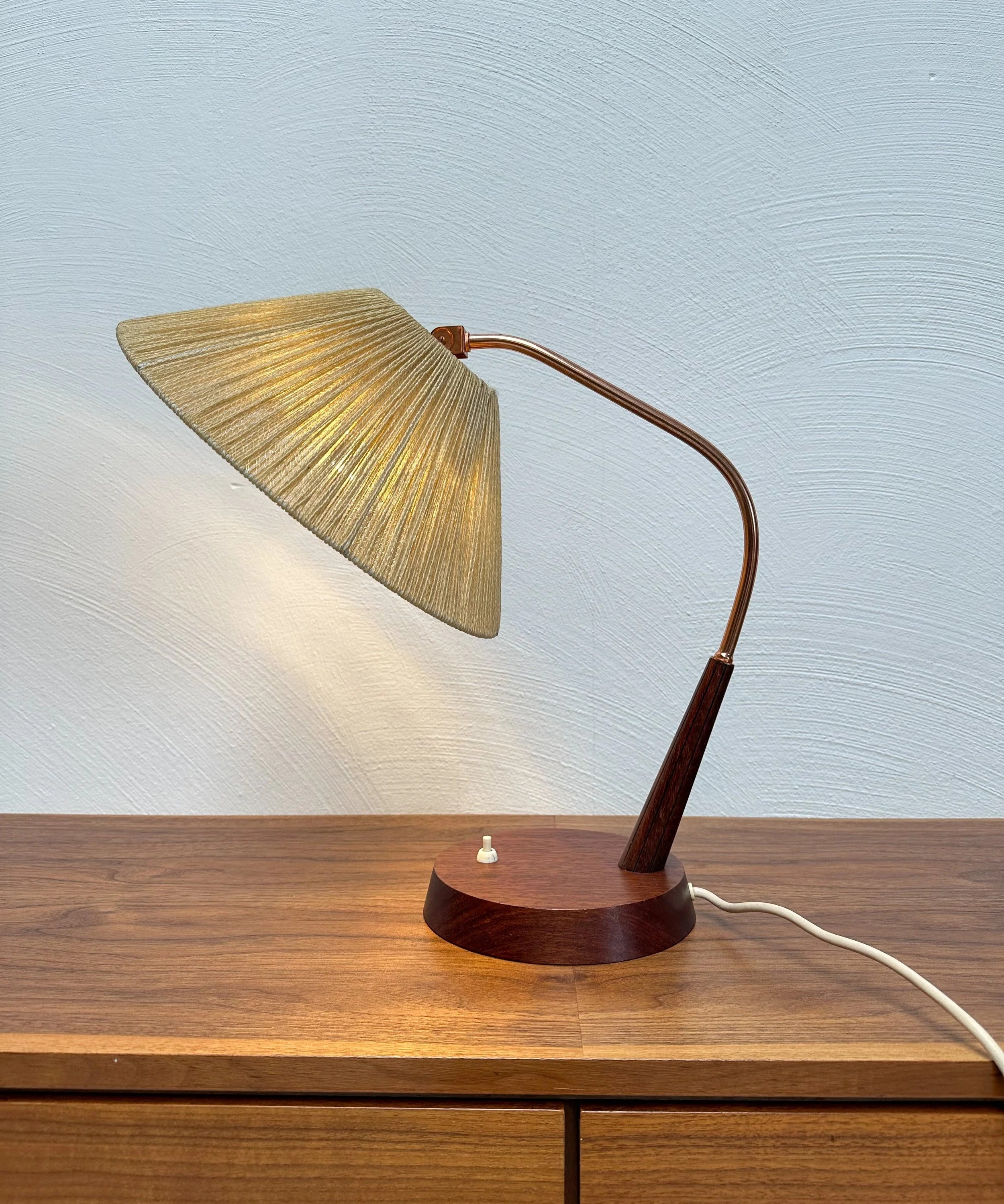 Vintage_Desk_Lamp_by_Temde_Leuchten,_Sisal_Shade,_Copper_Stem_and_Teak_Base,_Switzerland,_1960s