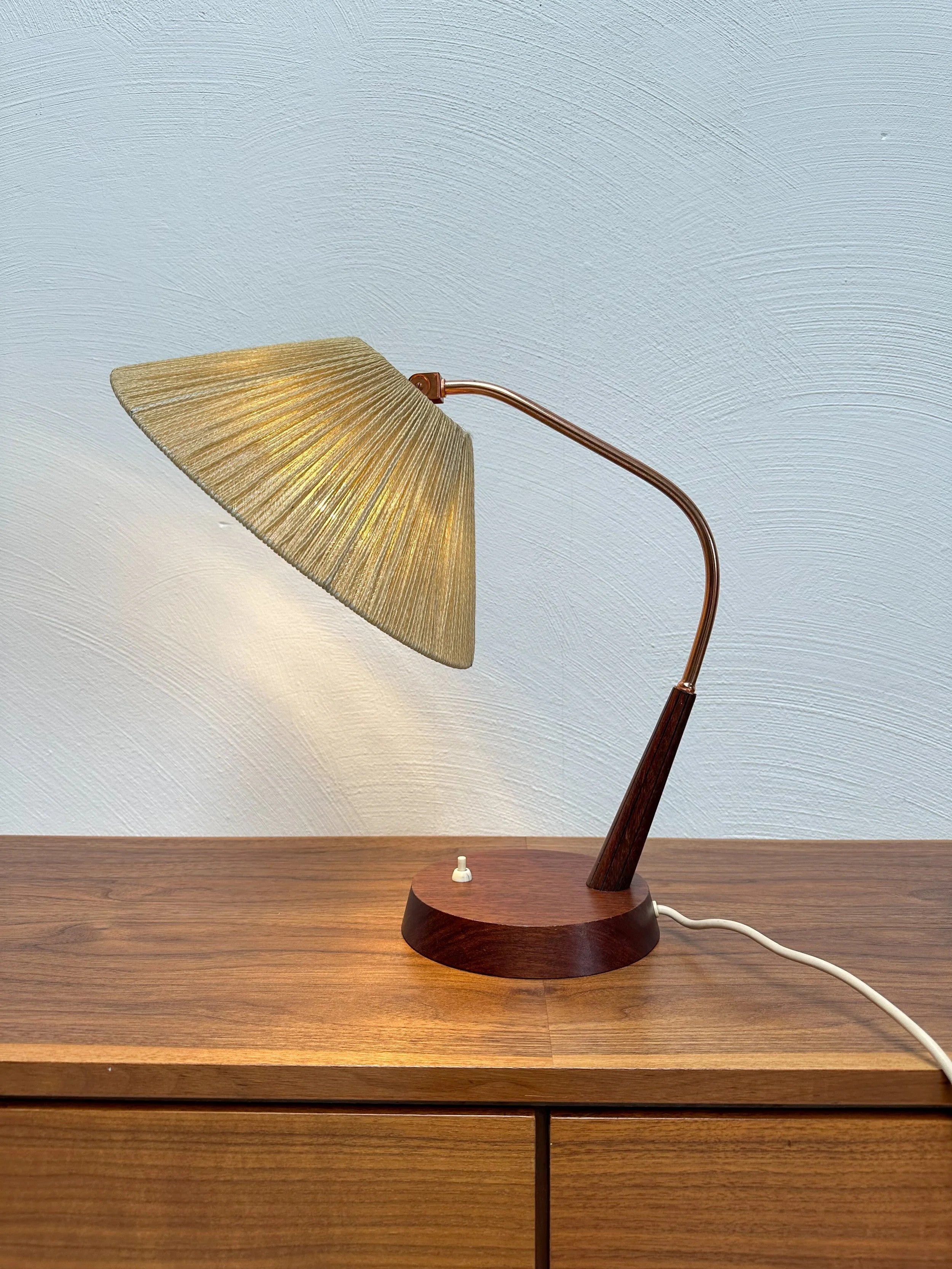 Vintage_Desk_Lamp_by_Temde_Leuchten,_Sisal_Shade,_Copper_Stem_and_Teak_Base,_Switzerland,_1960s