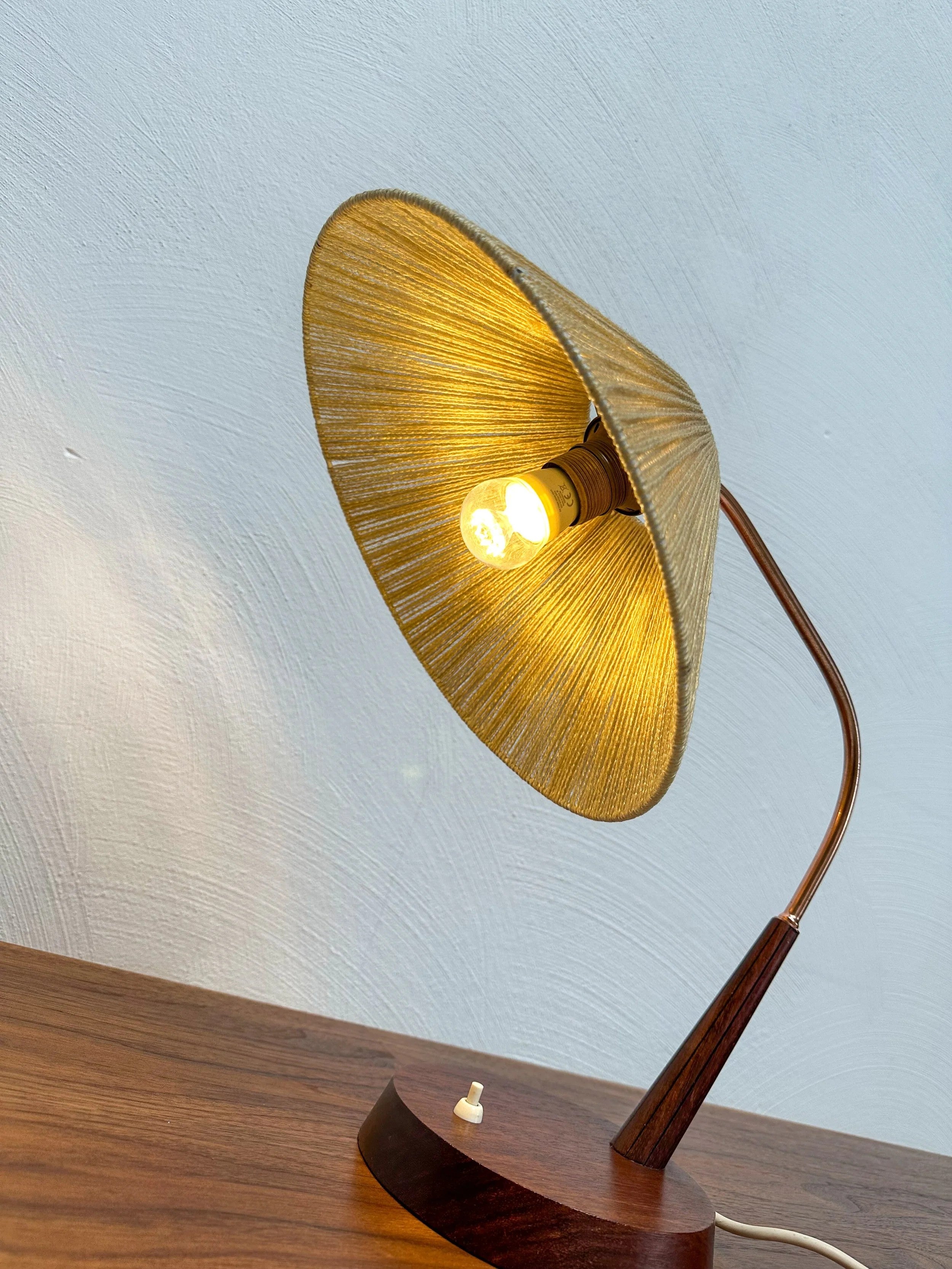 Vintage_Desk_Lamp_by_Temde_Leuchten,_Sisal_Shade,_Copper_Stem_and_Teak_Base,_Switzerland,_1960s