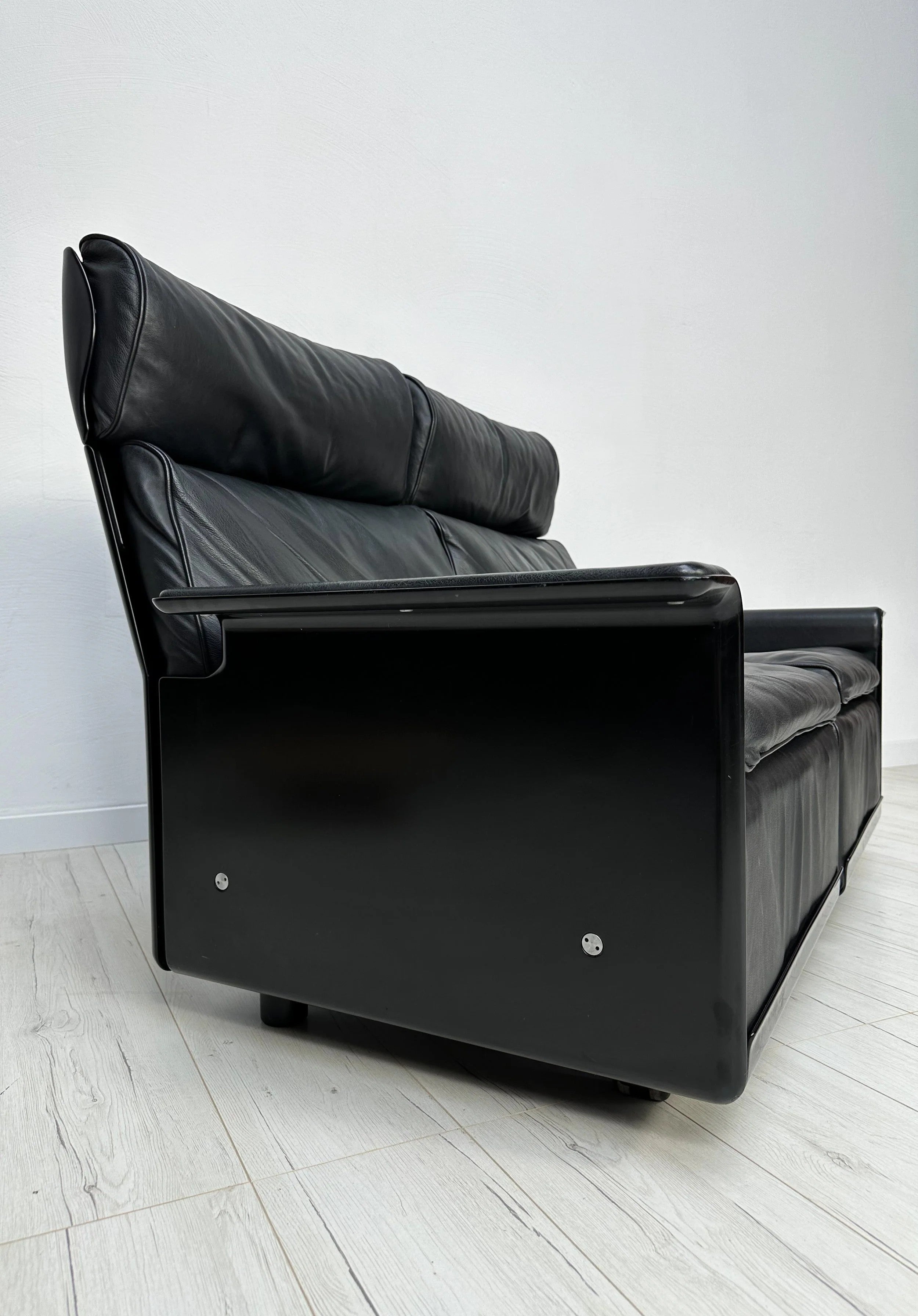 Model_620_Two-Seater_Leather_Sofa_by_Dieter_Rams_for_Vitsoe,_Black,_Germany,_1970s–1980s