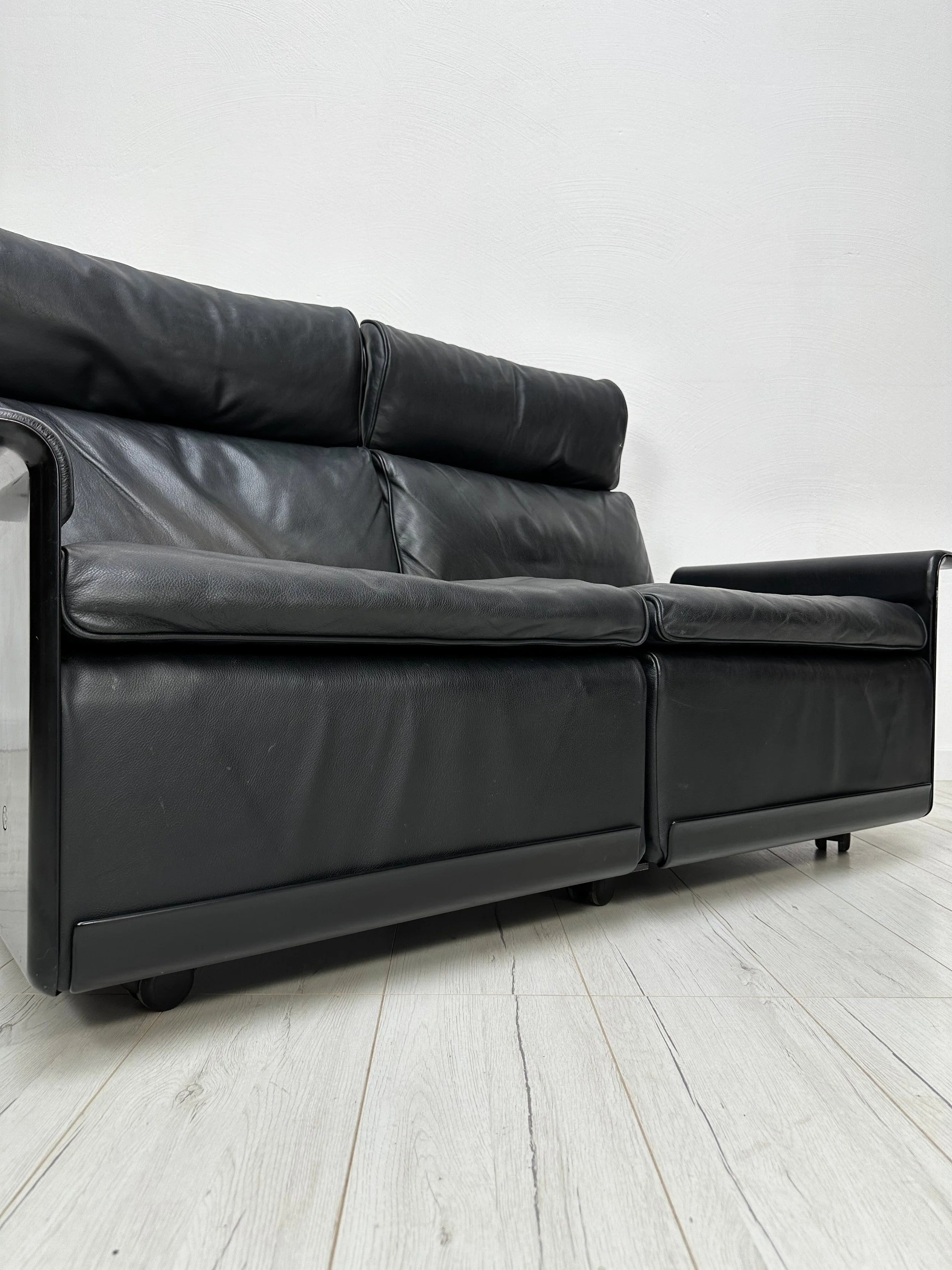 Model_620_Two-Seater_Leather_Sofa_by_Dieter_Rams_for_Vitsoe,_Black,_Germany,_1970s–1980s