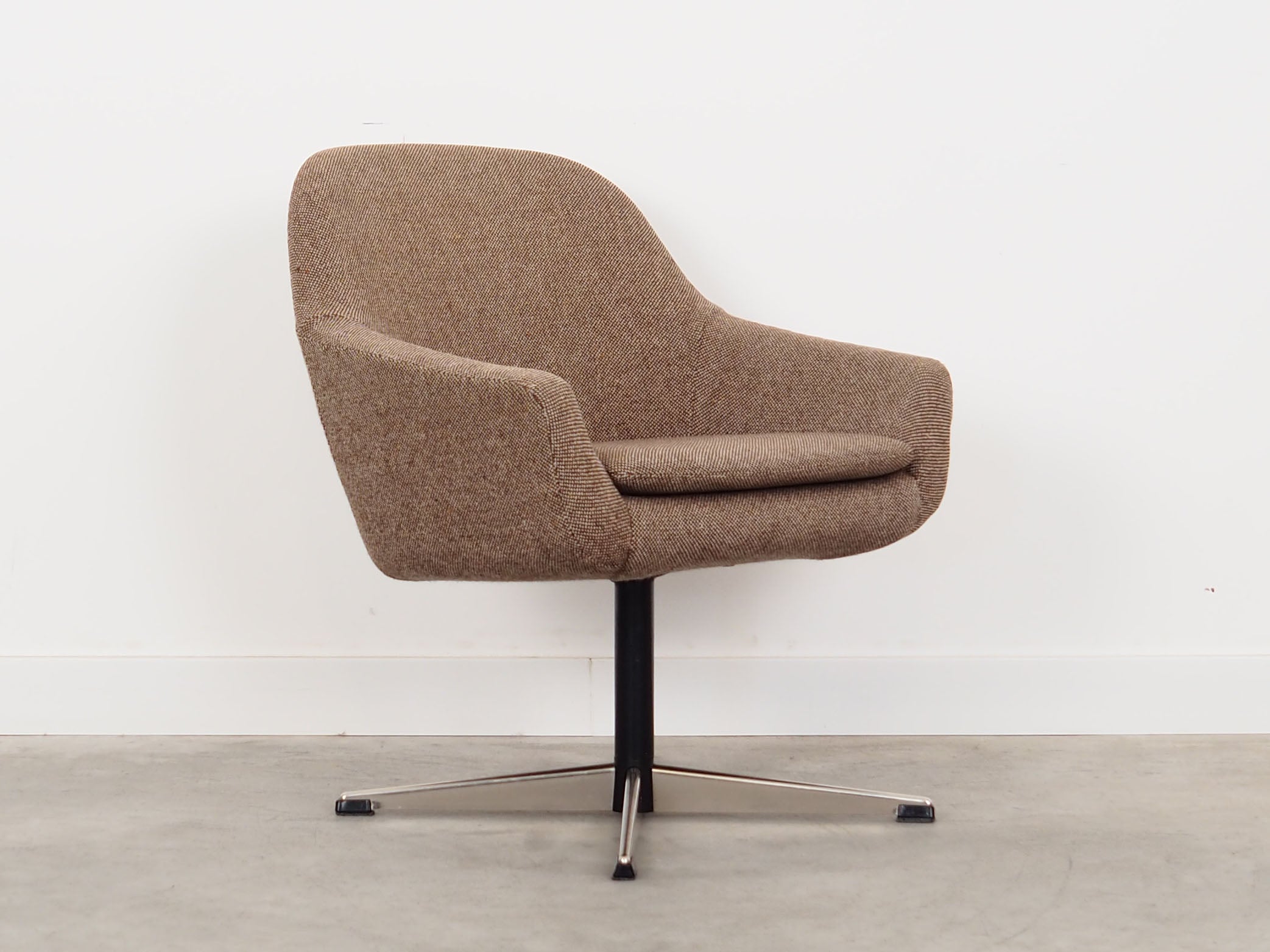 1970s_Scandinavian_Modern_Design_Brown_Armchair_Demark