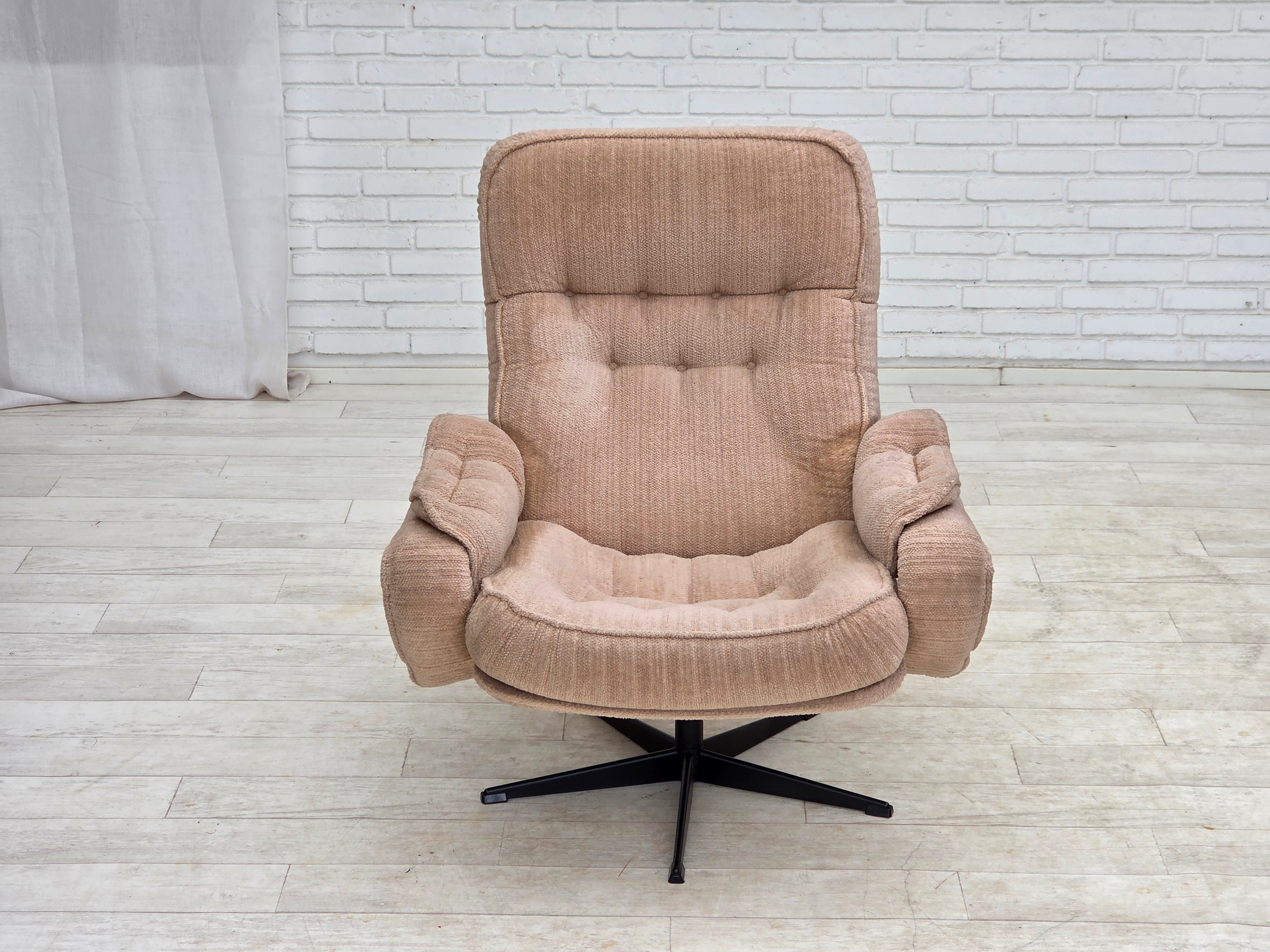 Scandinavian_Swivel_Lounge_Chair_in_Beige_Upholstery,_Denmark_or_Sweden,_1970s