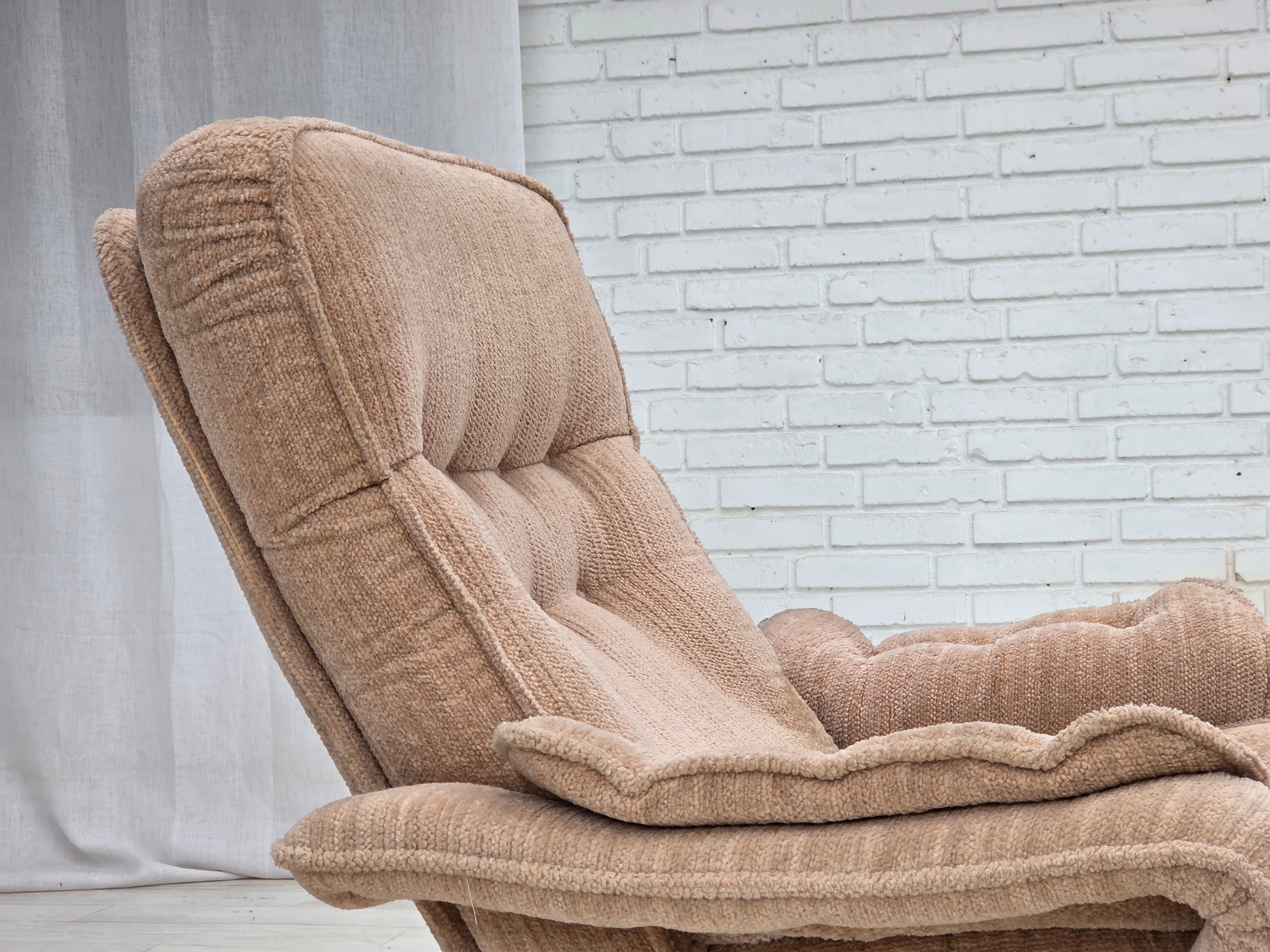 Scandinavian_Swivel_Lounge_Chair_in_Beige_Upholstery,_Denmark_or_Sweden,_1970s