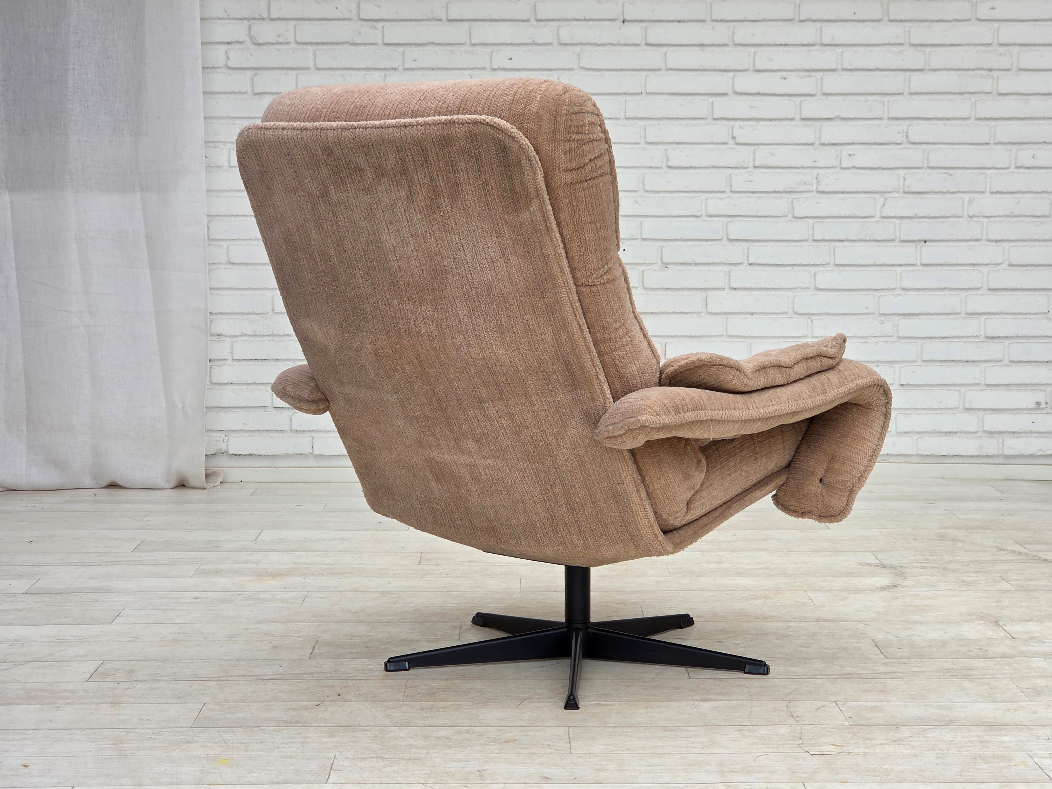 Scandinavian_Swivel_Lounge_Chair_in_Beige_Upholstery,_Denmark_or_Sweden,_1970s