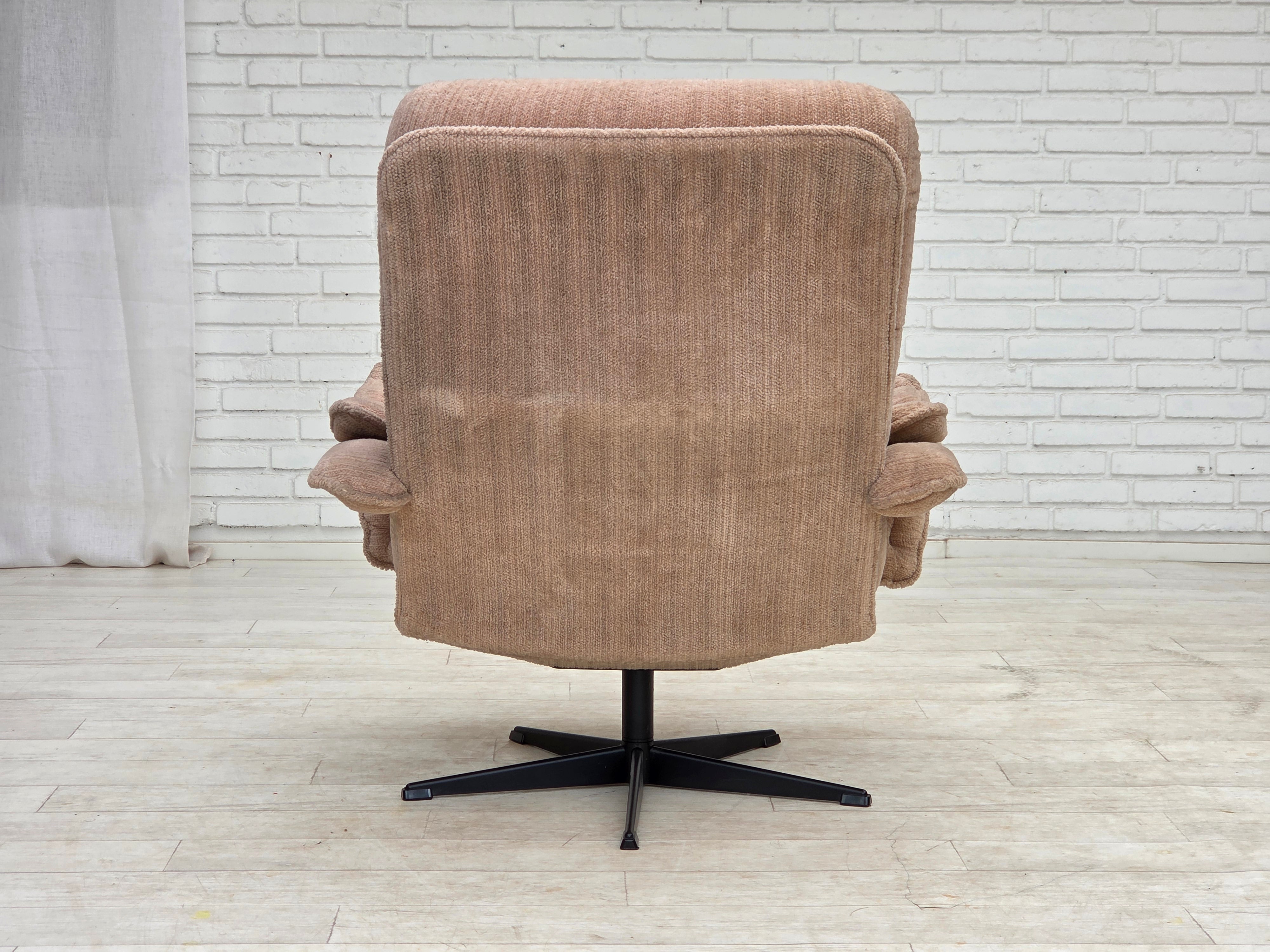 Scandinavian_Swivel_Lounge_Chair_in_Beige_Upholstery,_Denmark_or_Sweden,_1970s