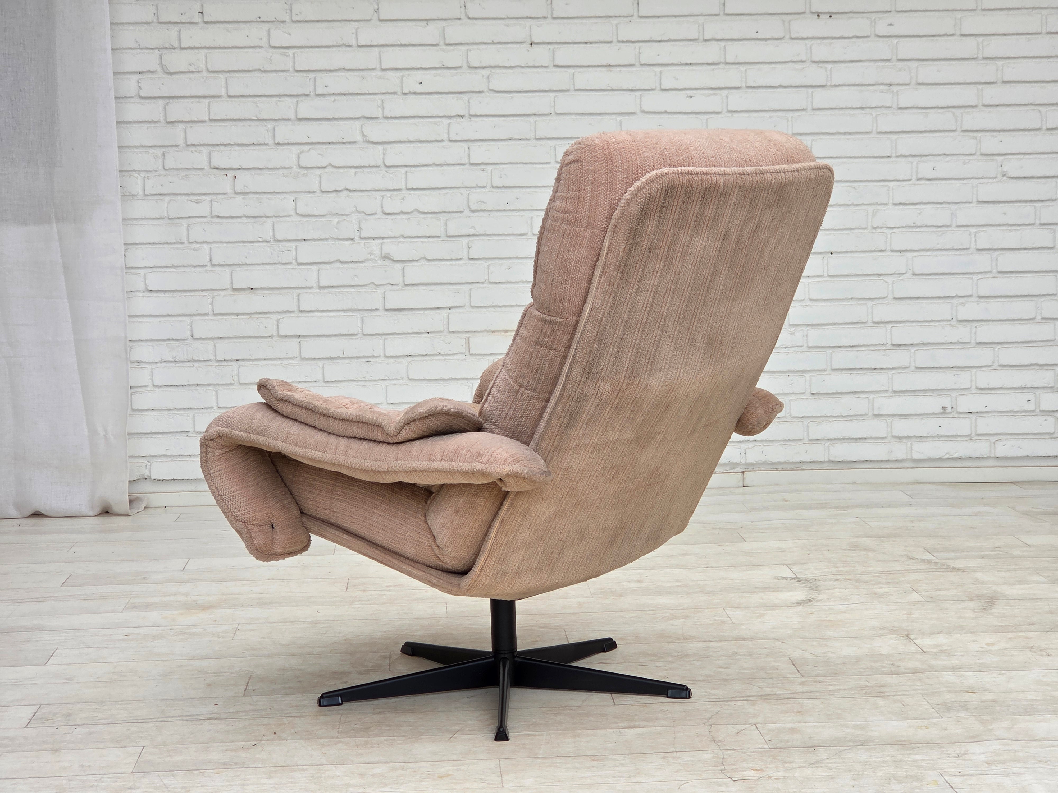 Scandinavian_Swivel_Lounge_Chair_in_Beige_Upholstery,_Denmark_or_Sweden,_1970s