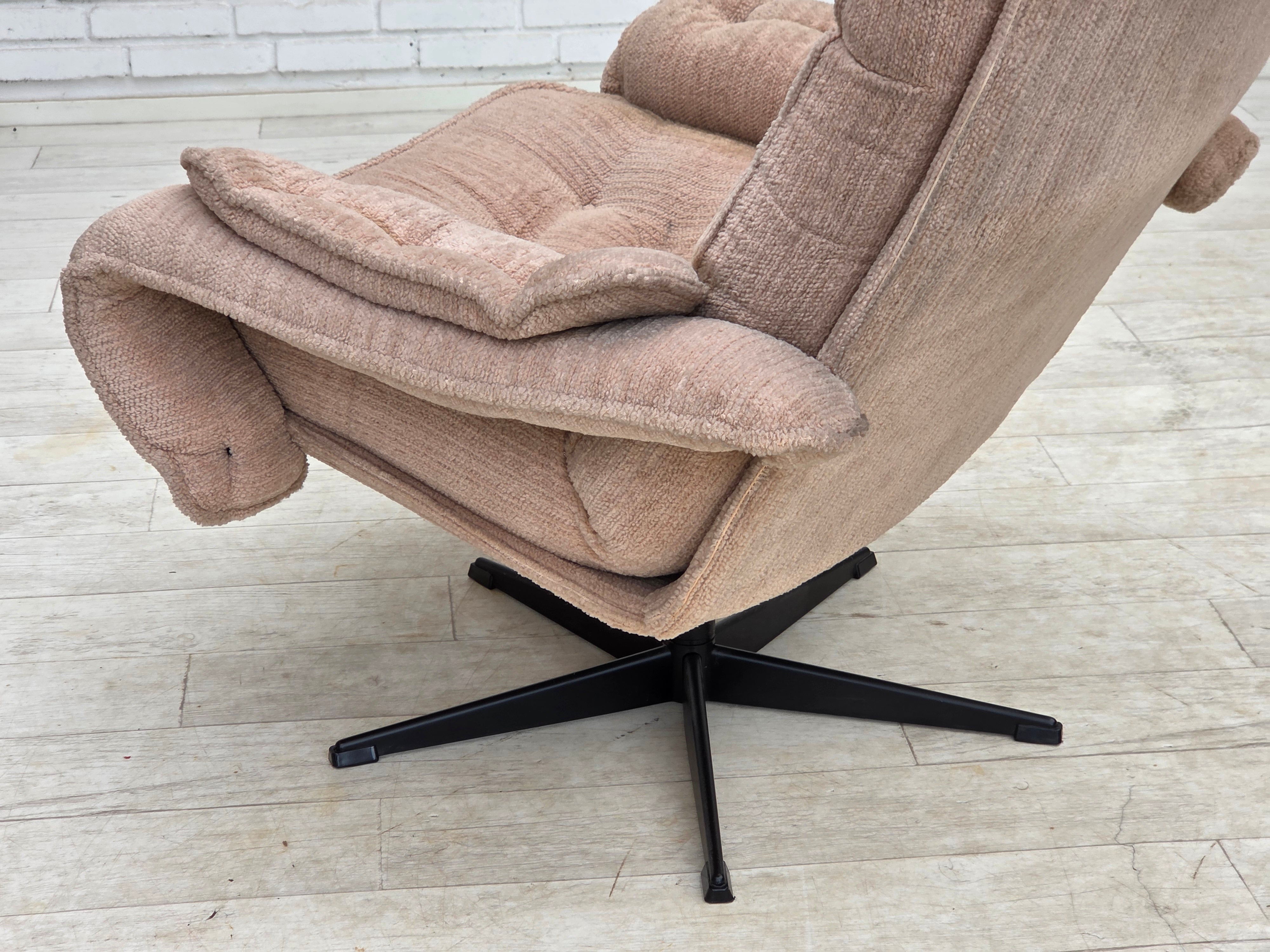Scandinavian_Swivel_Lounge_Chair_in_Beige_Upholstery,_Denmark_or_Sweden,_1970s