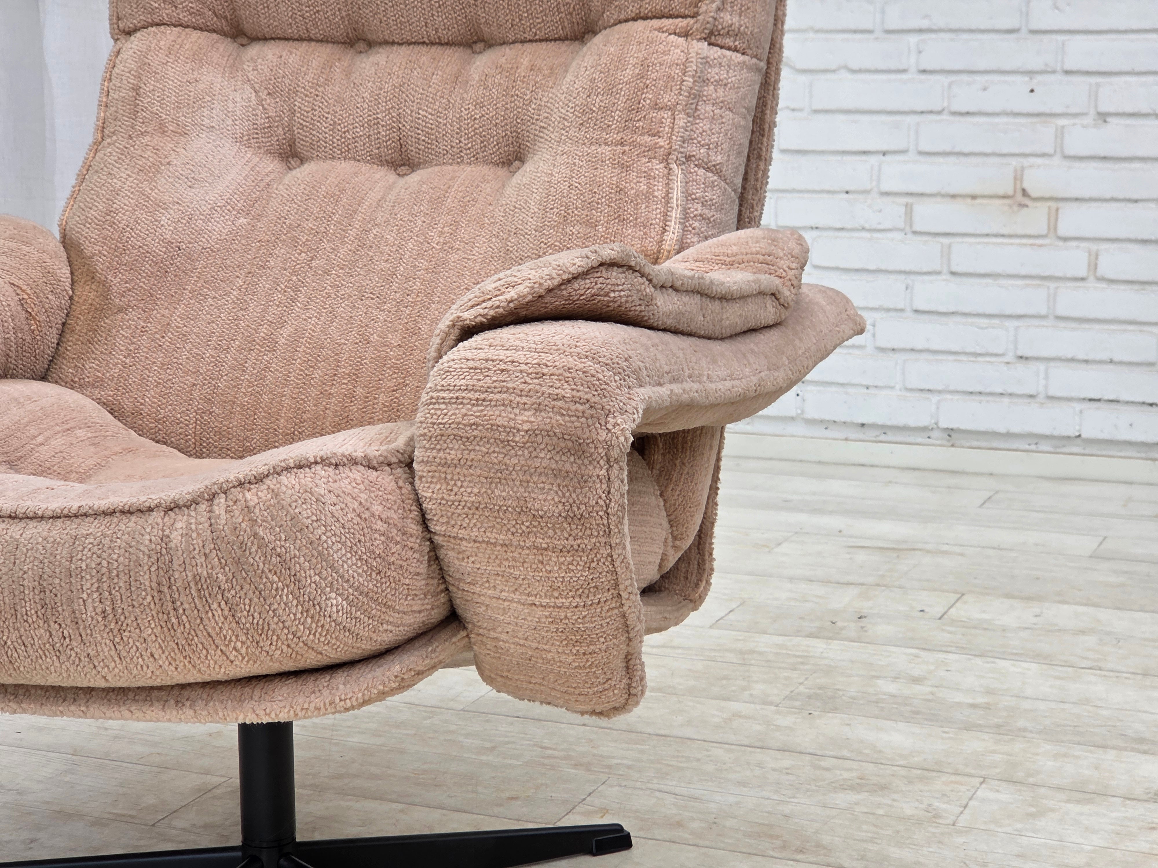 Scandinavian_Swivel_Lounge_Chair_in_Beige_Upholstery,_Denmark_or_Sweden,_1970s