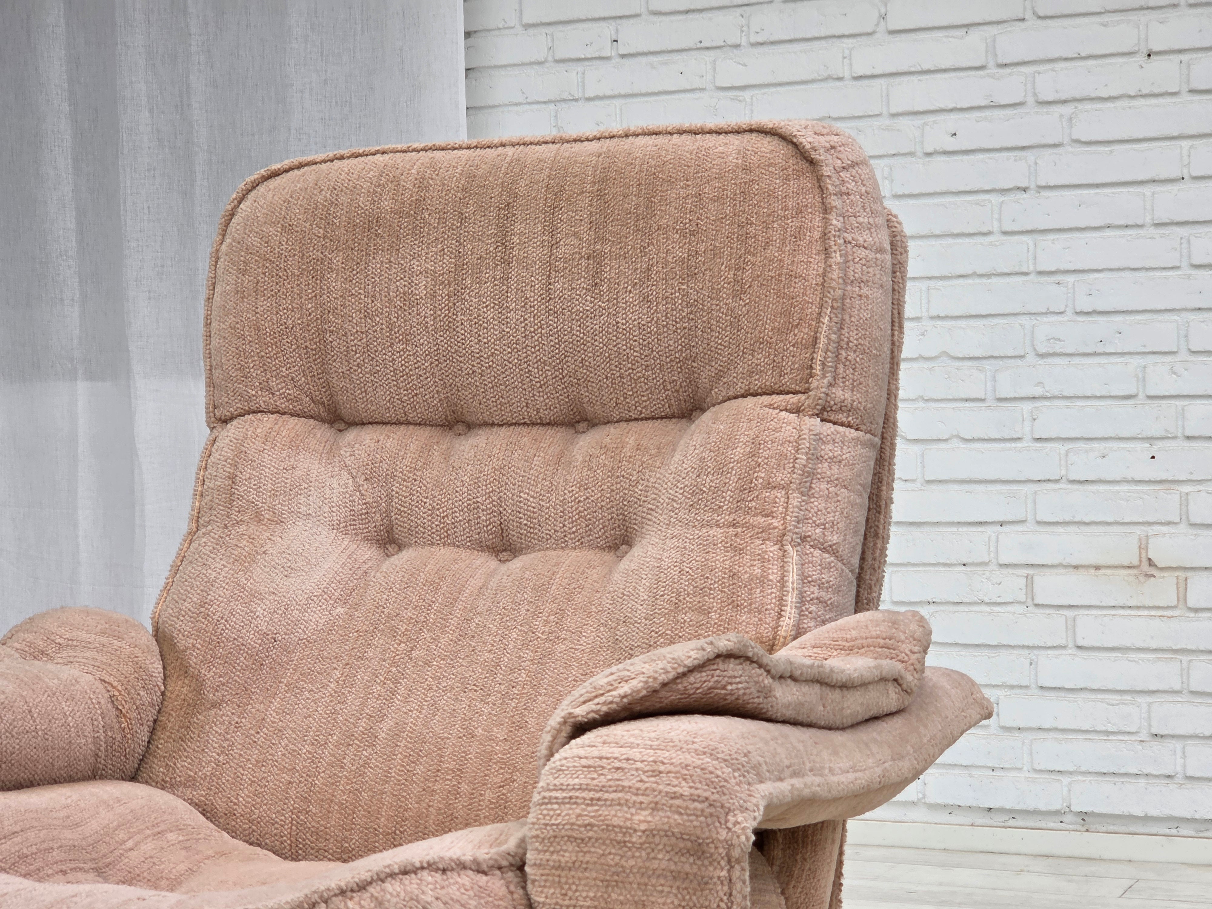 Scandinavian_Swivel_Lounge_Chair_in_Beige_Upholstery,_Denmark_or_Sweden,_1970s