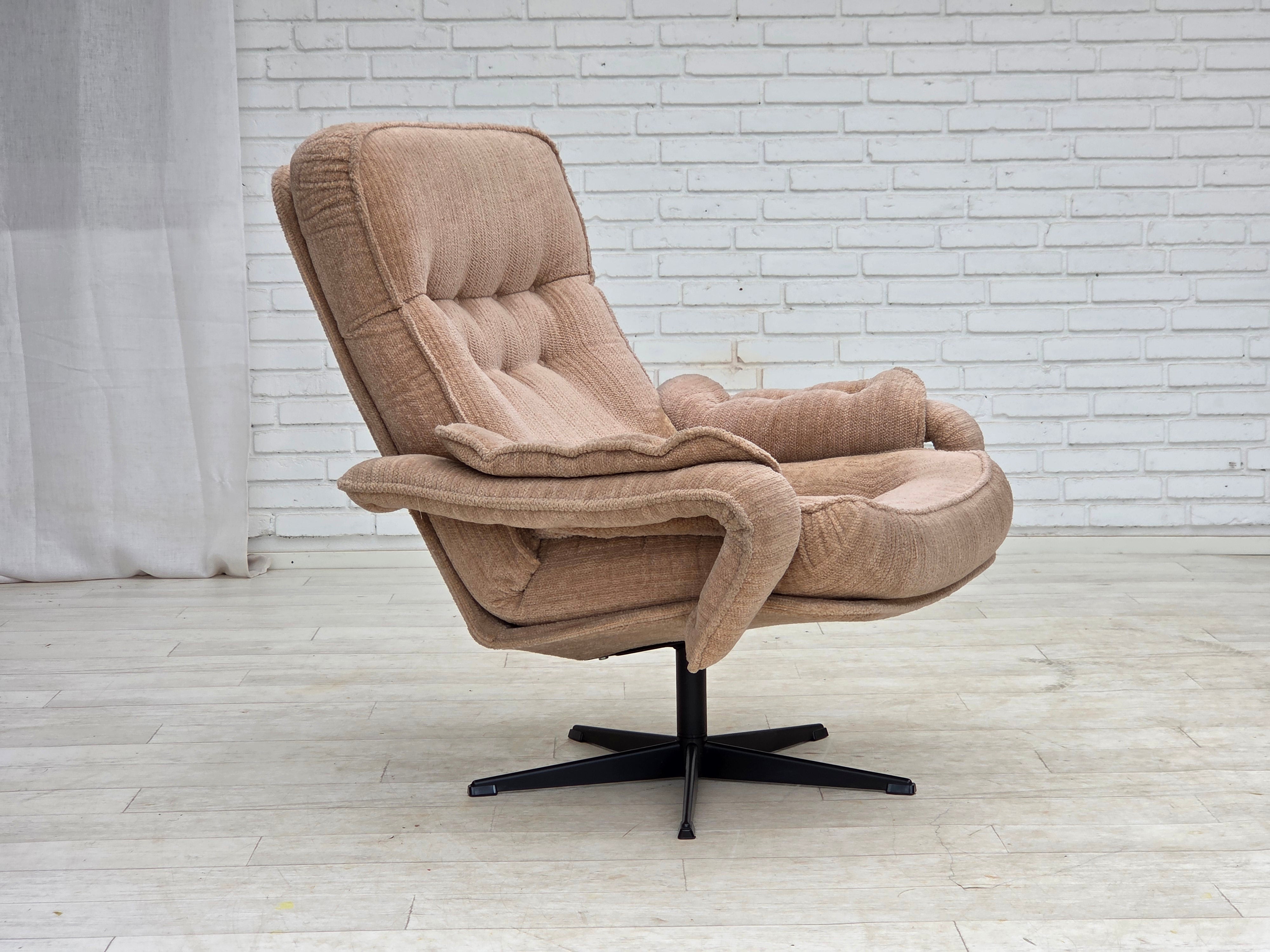 Scandinavian_Swivel_Lounge_Chair_in_Beige_Upholstery,_Denmark_or_Sweden,_1970s
