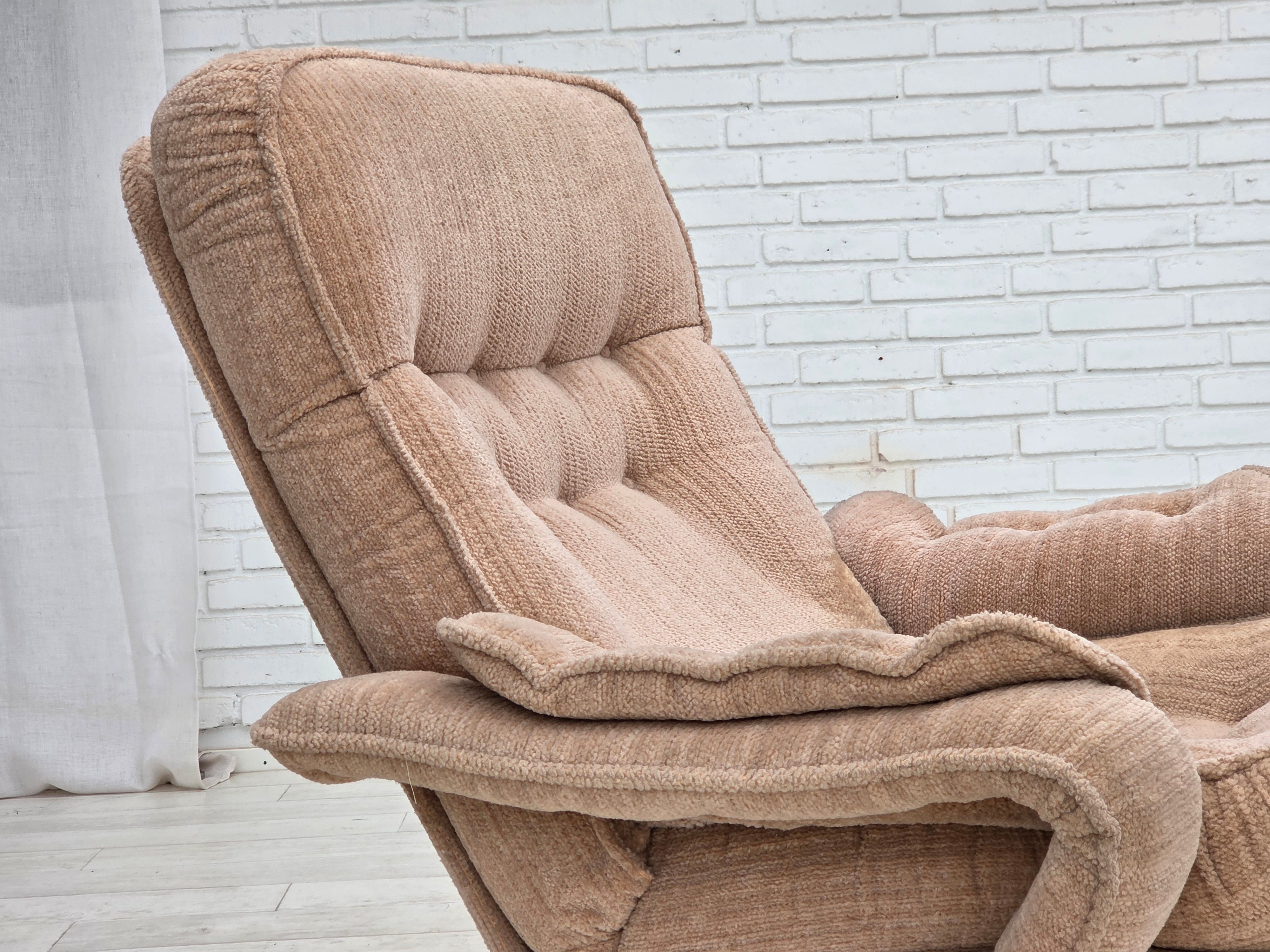 Scandinavian_Swivel_Lounge_Chair_in_Beige_Upholstery,_Denmark_or_Sweden,_1970s