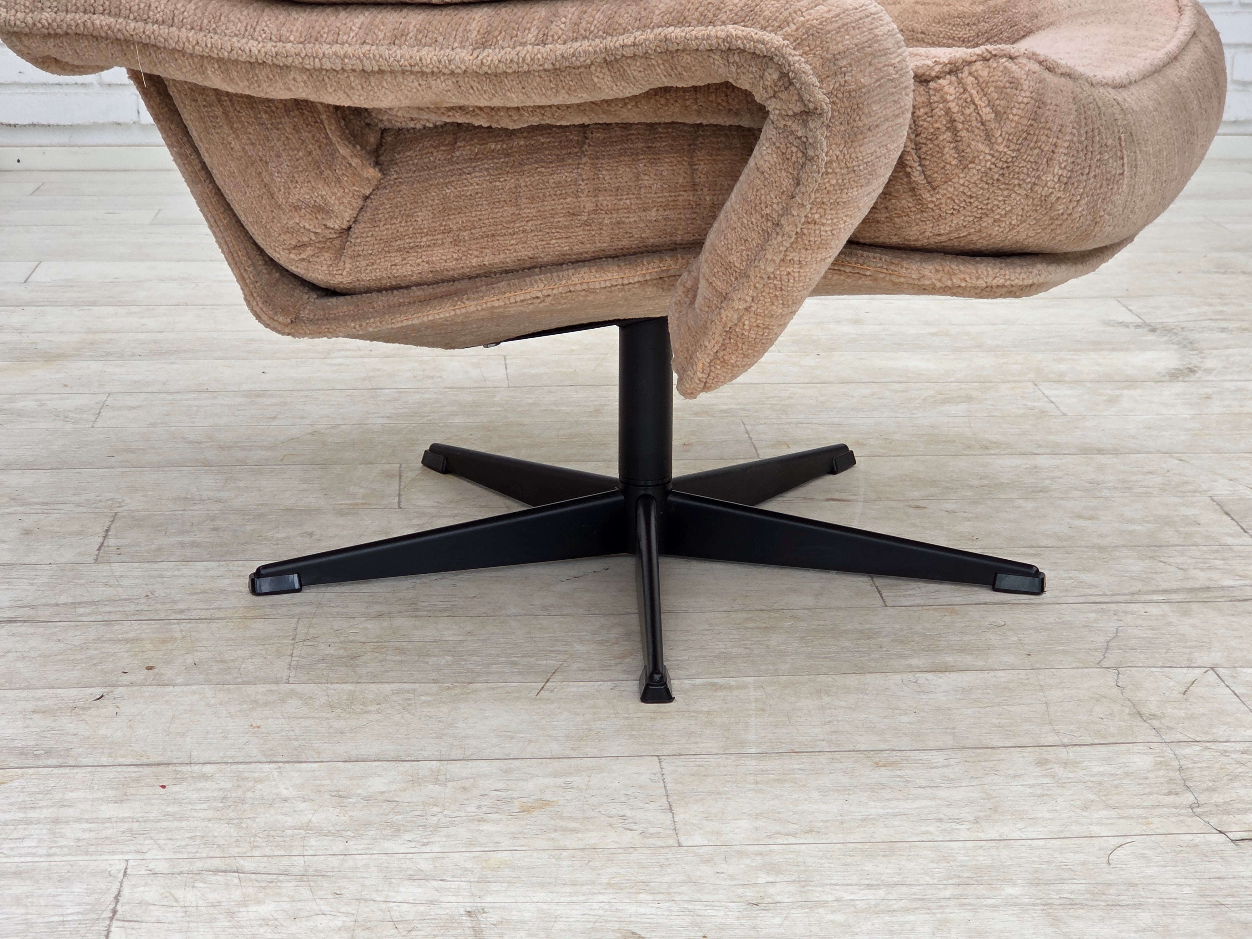 Scandinavian_Swivel_Lounge_Chair_in_Beige_Upholstery,_Denmark_or_Sweden,_1970s