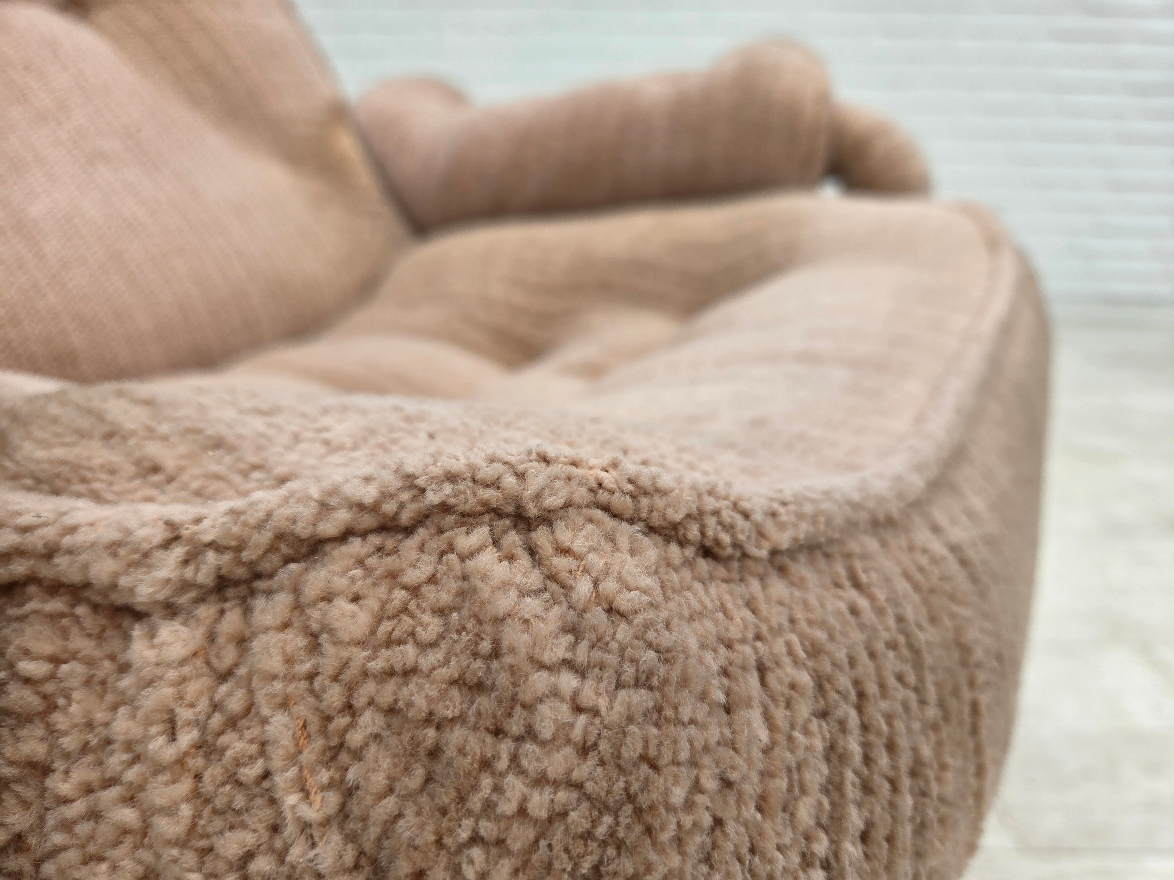 Scandinavian_Swivel_Lounge_Chair_in_Beige_Upholstery,_Denmark_or_Sweden,_1970s