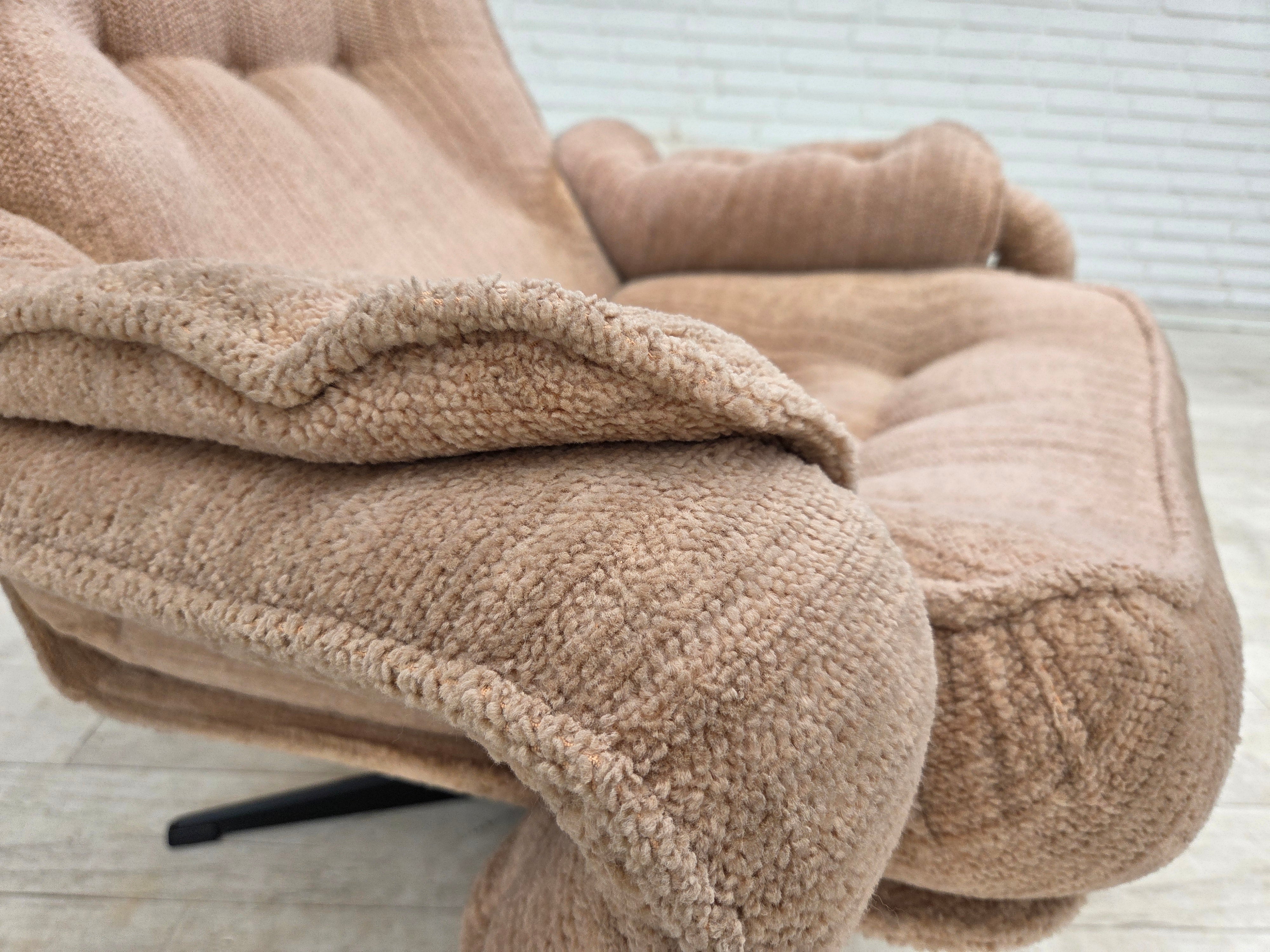 Scandinavian_Swivel_Lounge_Chair_in_Beige_Upholstery,_Denmark_or_Sweden,_1970s