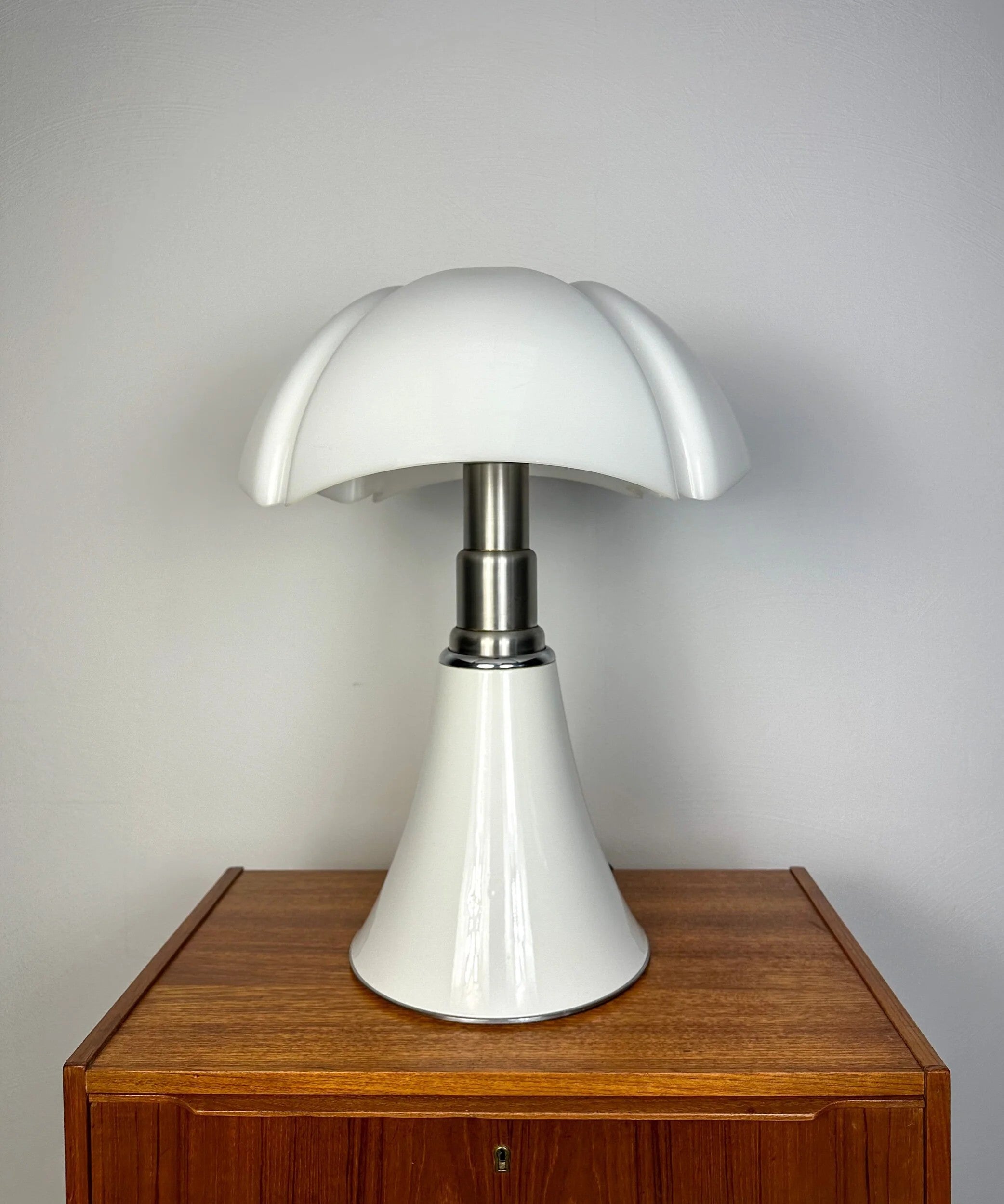 Early_Pipistrello_Large_Adjustable_Table_Lamp_by_Gae_Aulenti_for_Martinelli_Luce,_Italy,_1970s