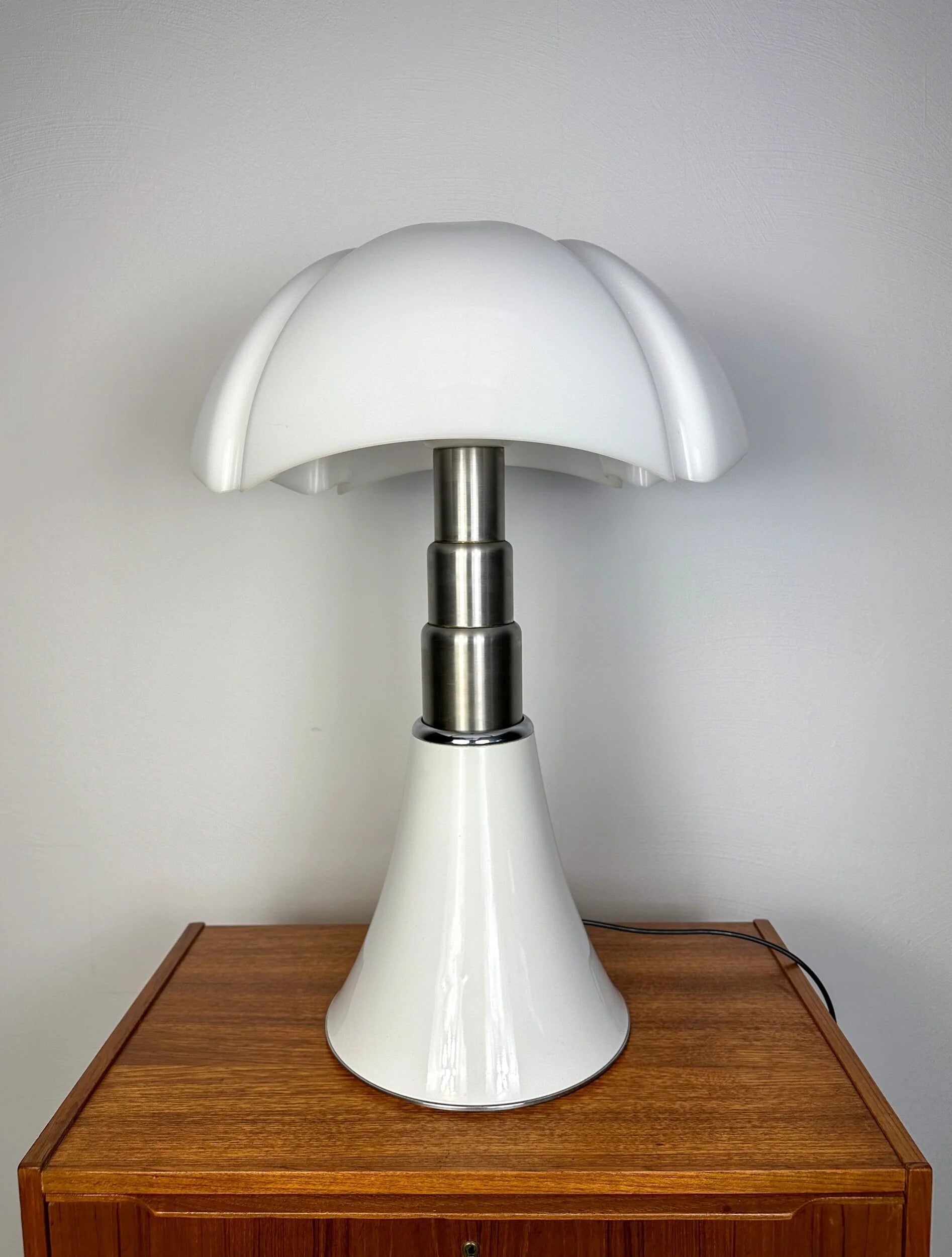 Early_Pipistrello_Large_Adjustable_Table_Lamp_by_Gae_Aulenti_for_Martinelli_Luce,_Italy,_1970s