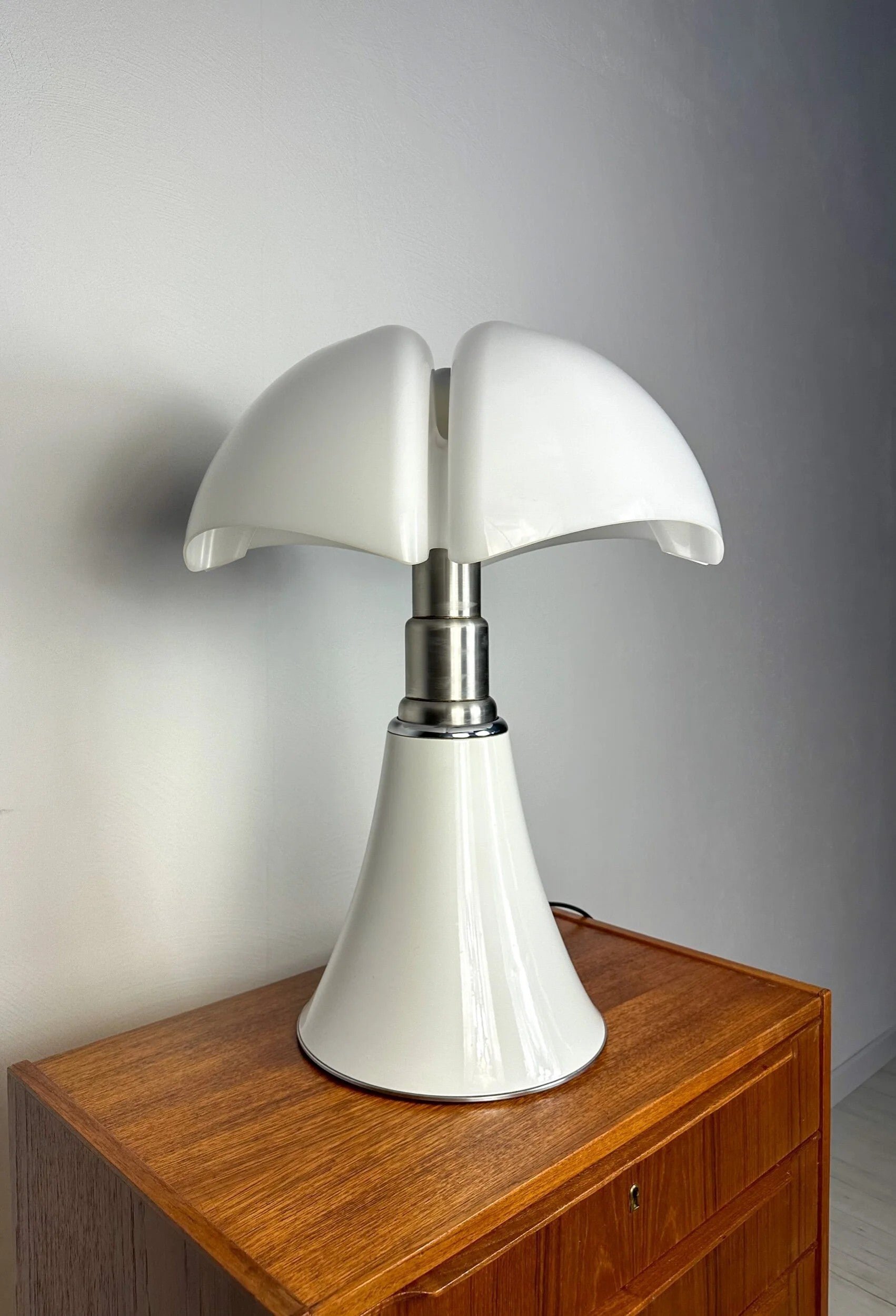 Early_Pipistrello_Large_Adjustable_Table_Lamp_by_Gae_Aulenti_for_Martinelli_Luce,_Italy,_1970s
