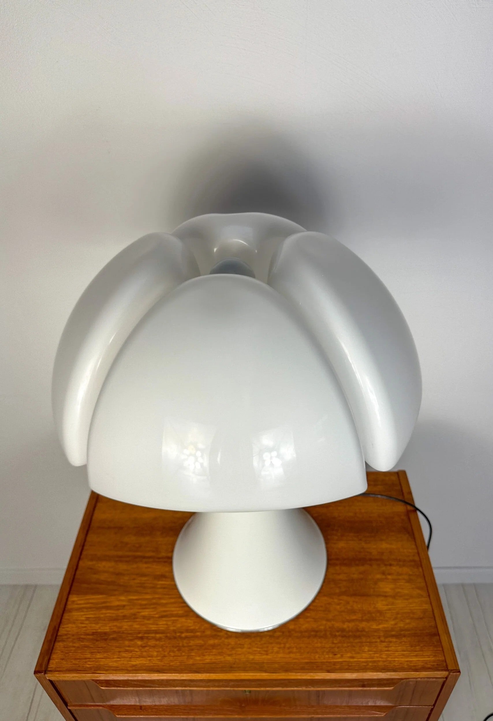 Early_Pipistrello_Large_Adjustable_Table_Lamp_by_Gae_Aulenti_for_Martinelli_Luce,_Italy,_1970s
