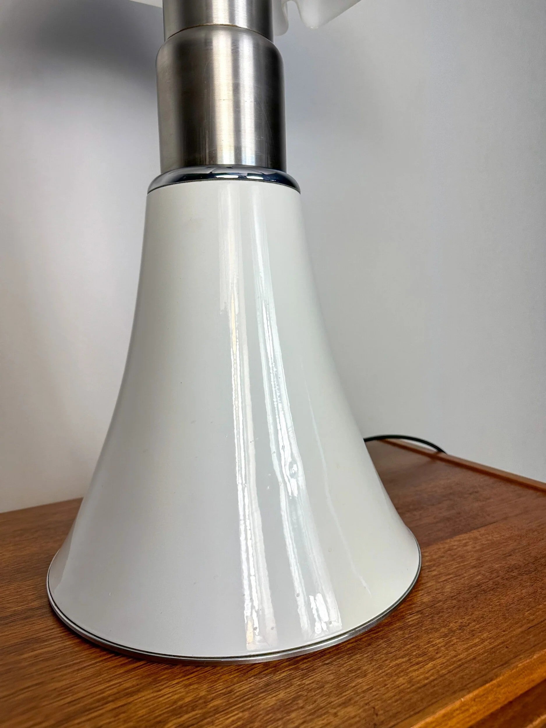 Early_Pipistrello_Large_Adjustable_Table_Lamp_by_Gae_Aulenti_for_Martinelli_Luce,_Italy,_1970s