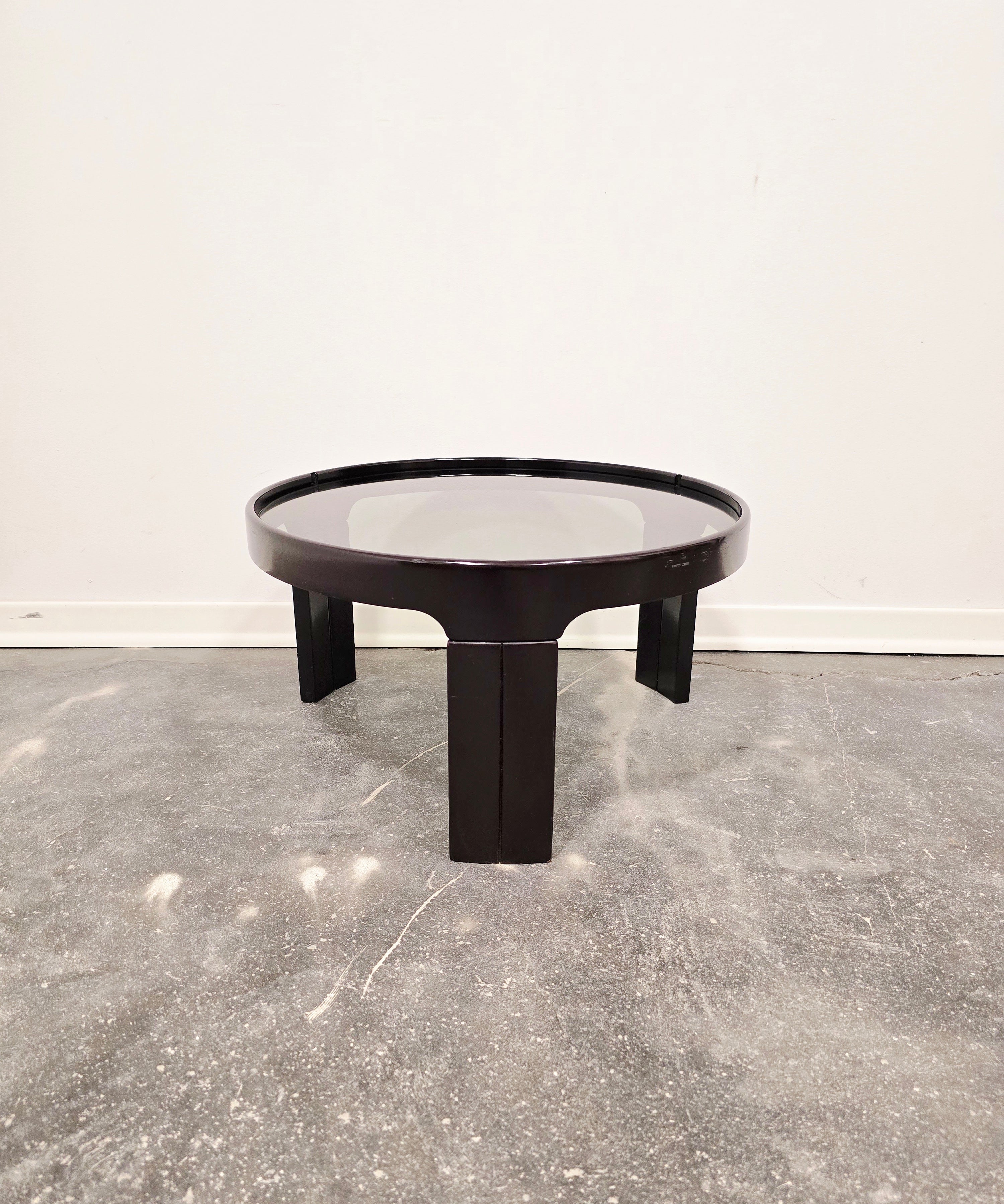 Mid-Century_Modern_Round_Coffee_Table_in_Smoked_Glass_with_Sculptural_Black_Tripod_Base,_1970s