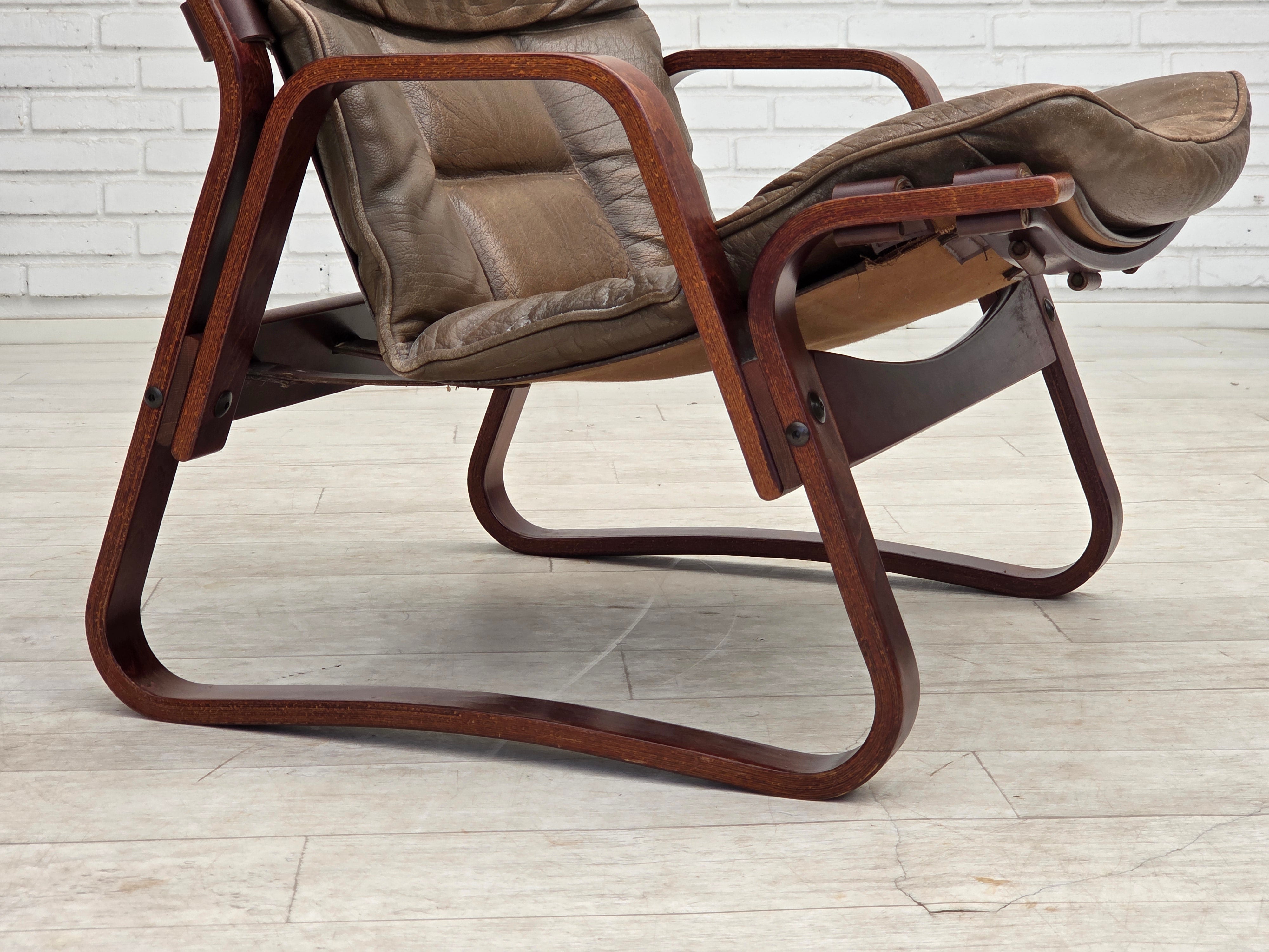Norwegian_Brown_Leather_Lounge_Chair_with_Bentwood_Frame,_1970s