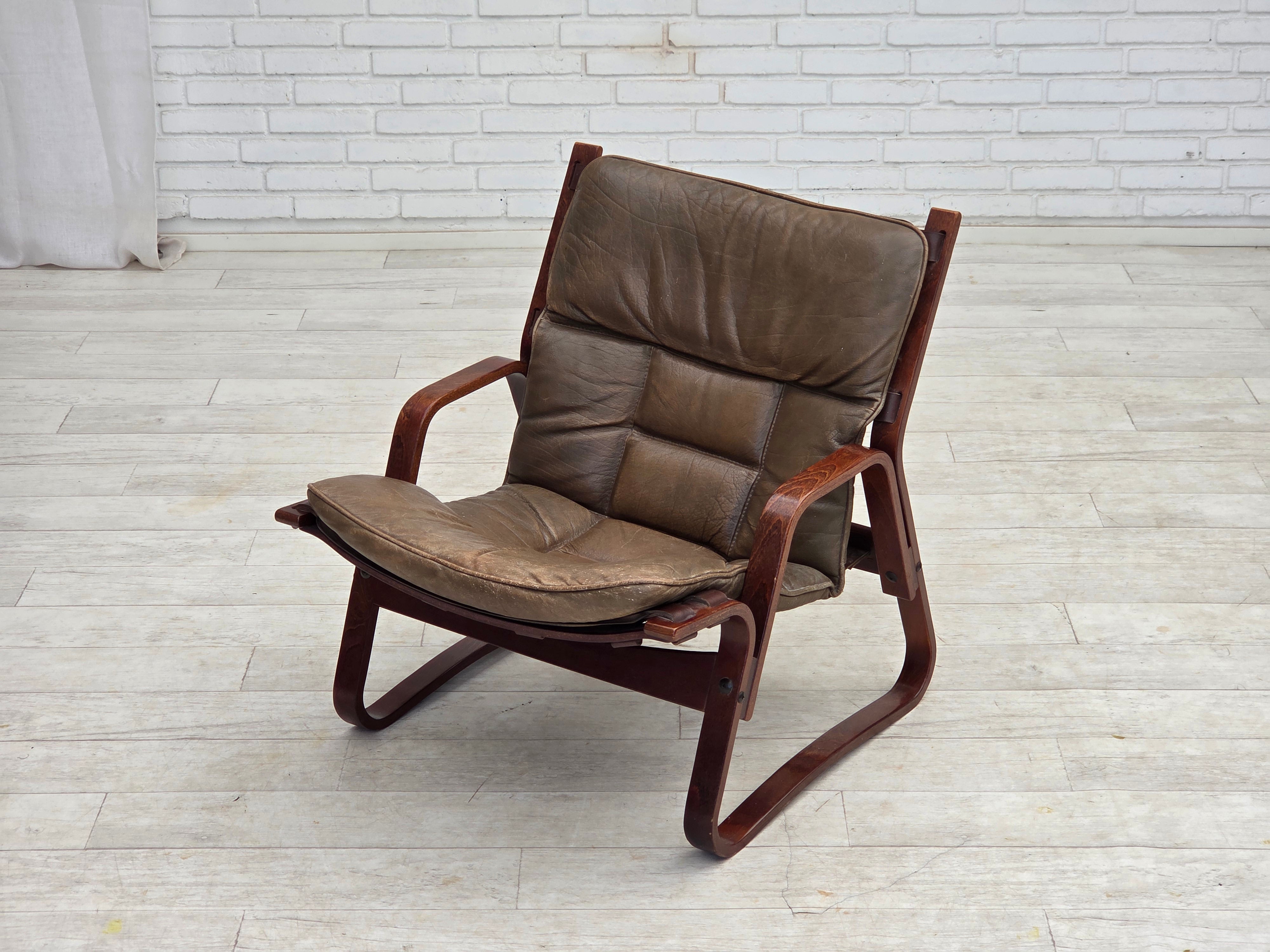 Norwegian_Brown_Leather_Lounge_Chair_with_Bentwood_Frame,_1970s