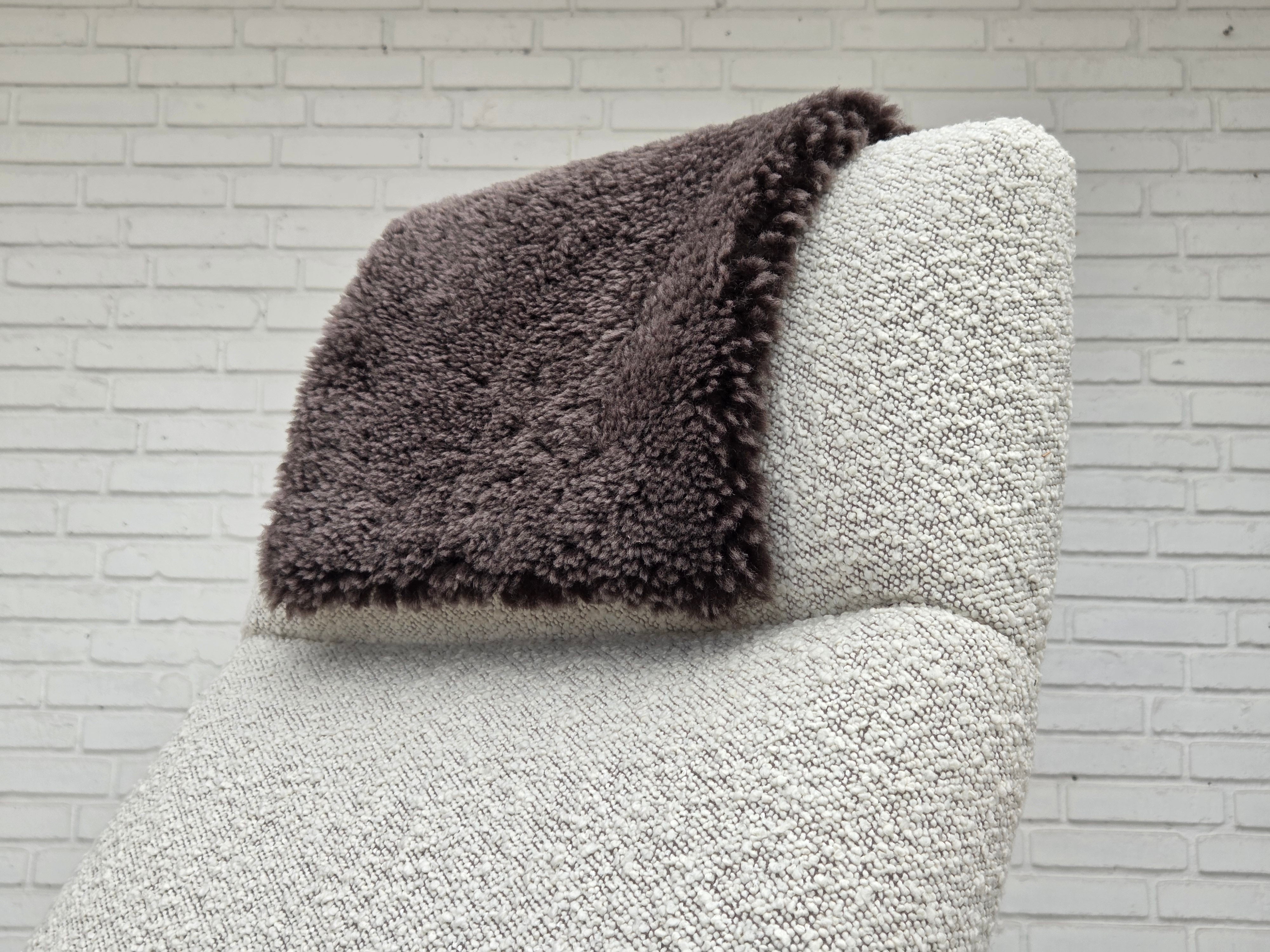 Scandinavian_High-Back_Rocking_Chair_in_Solid_Oak_with_White_Upholstery_and_Sheepskin_Pillow,_circa_1965–1970