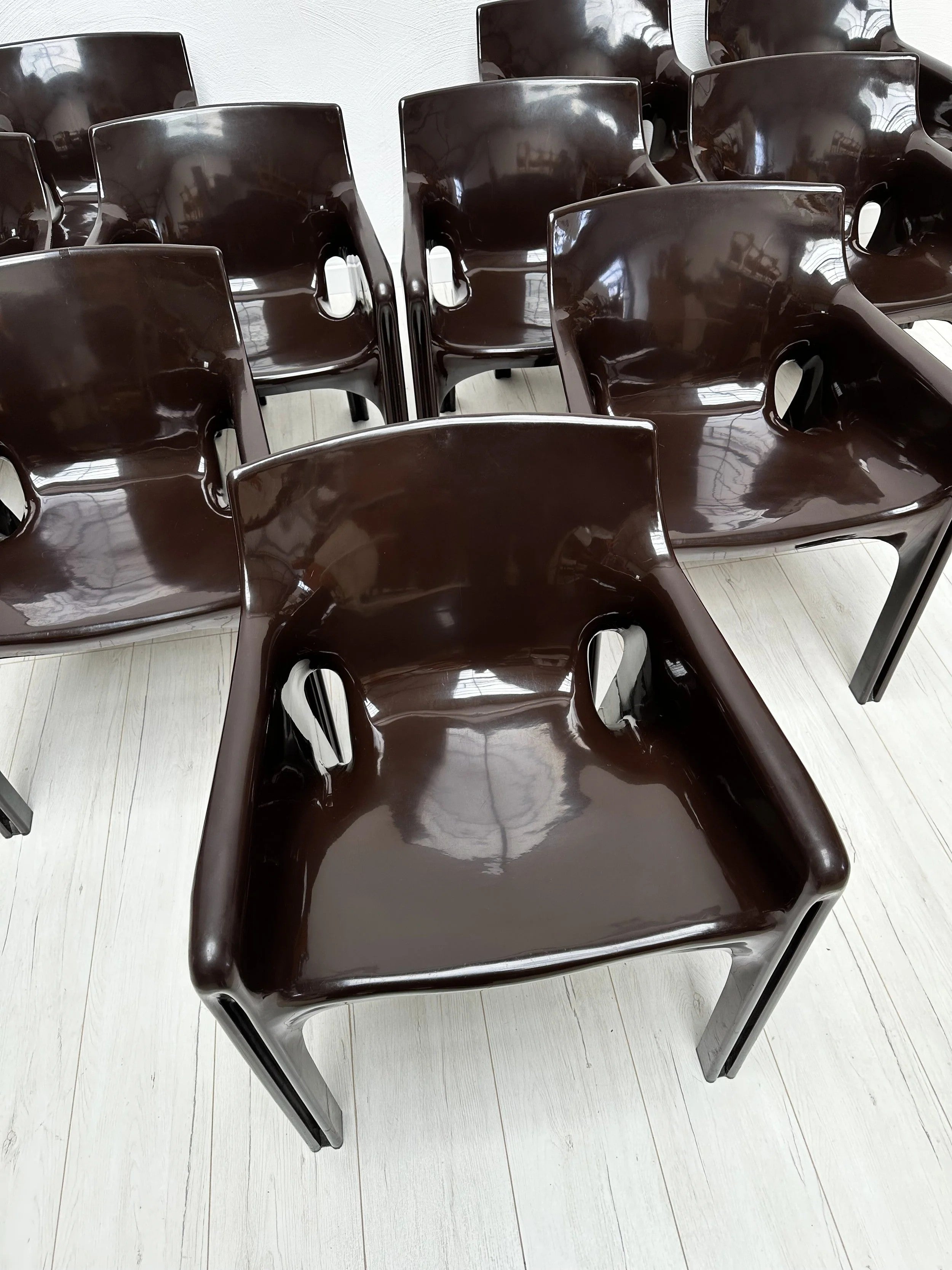 Gaudi_Armchair_by_Vico_Magistretti_for_Artemide,_Dark_Brown_Molded_Plastic,_Italian_Design,_1970s