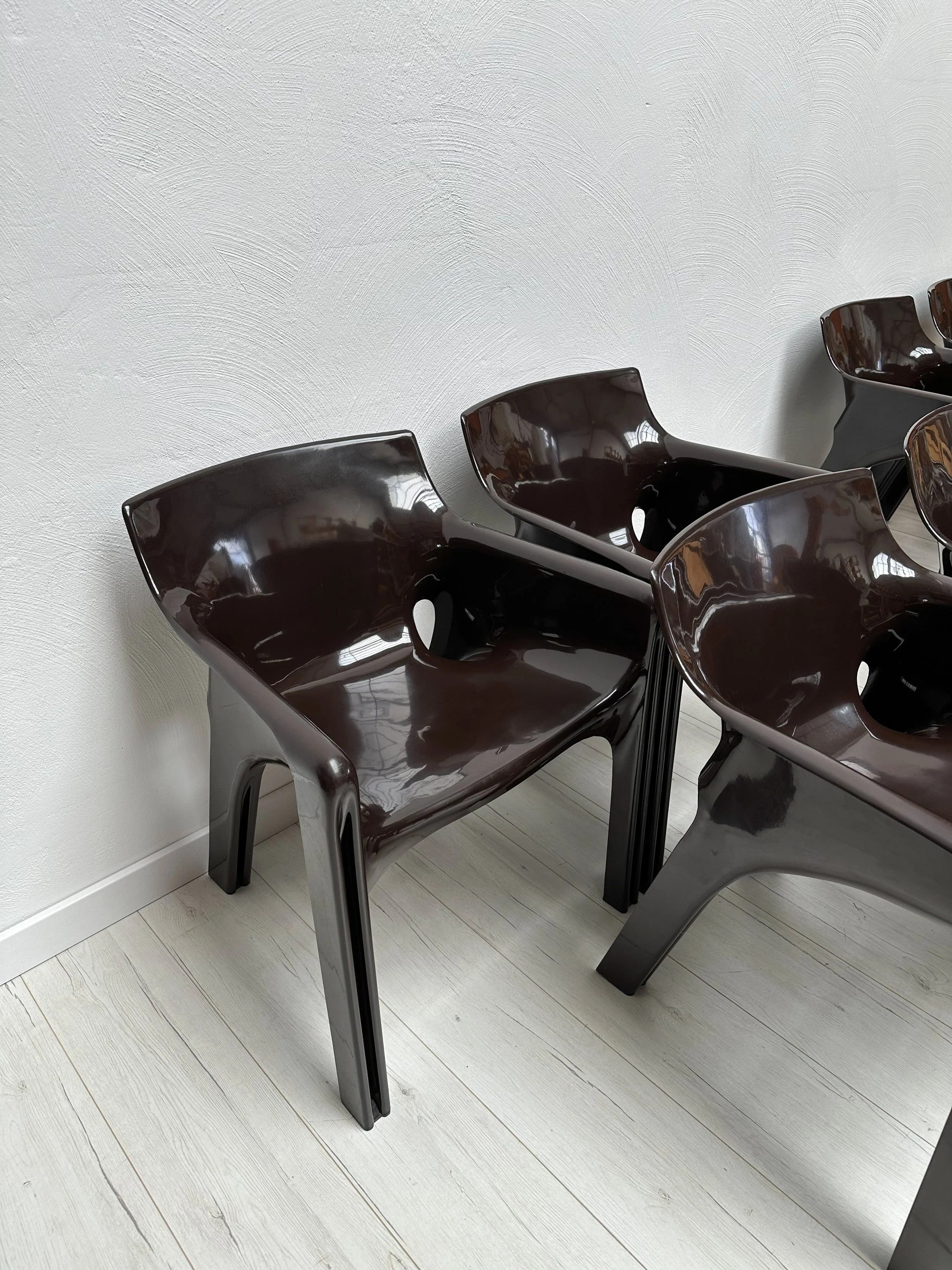 Gaudi_Armchair_by_Vico_Magistretti_for_Artemide,_Dark_Brown_Molded_Plastic,_Italian_Design,_1970s