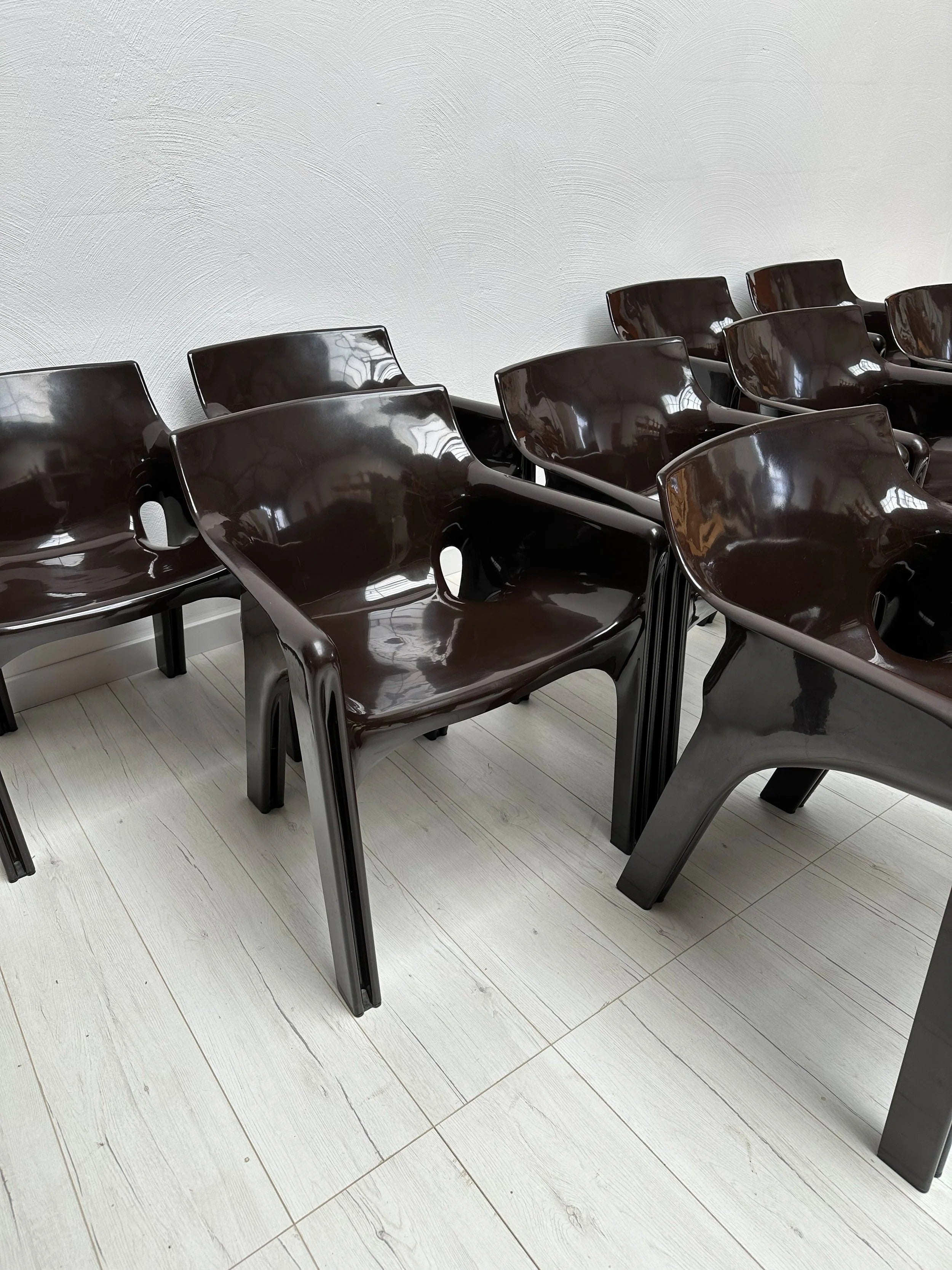 Gaudi_Armchair_by_Vico_Magistretti_for_Artemide,_Dark_Brown_Molded_Plastic,_Italian_Design,_1970s