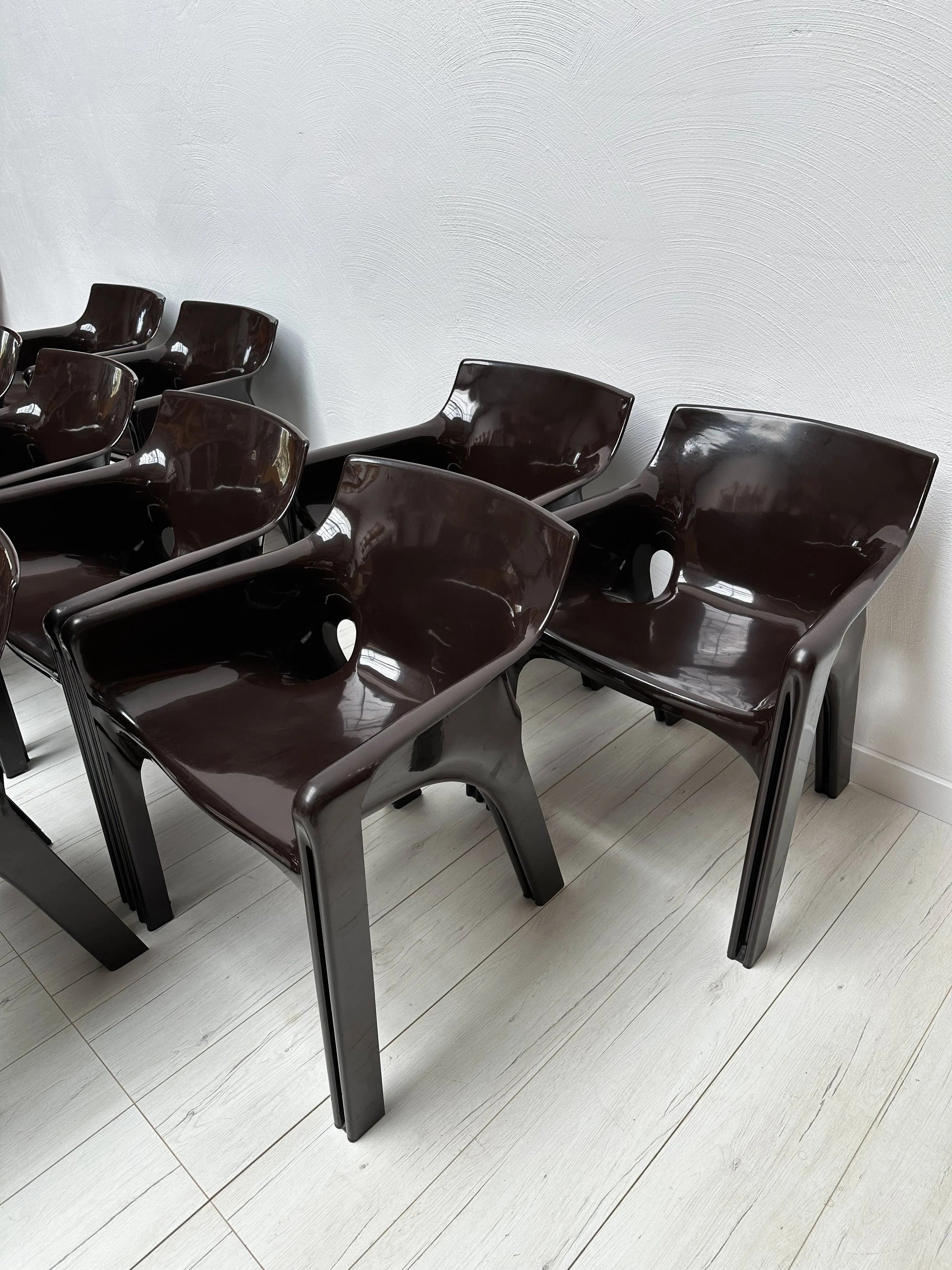 Gaudi_Armchair_by_Vico_Magistretti_for_Artemide,_Dark_Brown_Molded_Plastic,_Italian_Design,_1970s