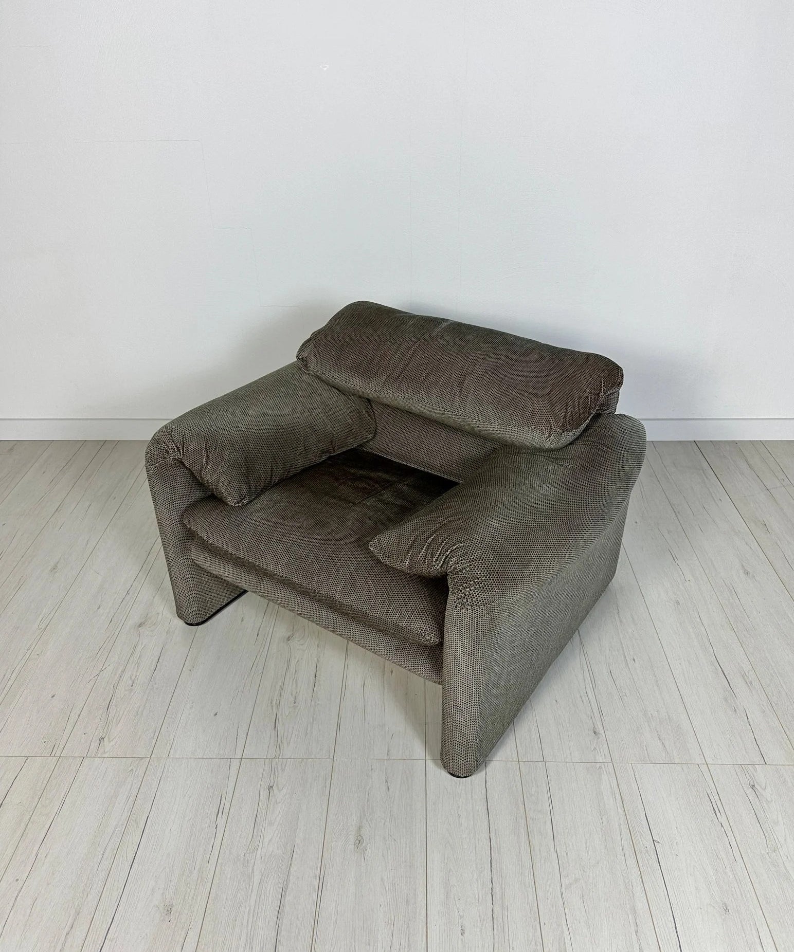 Vintage_Maralunga_Lounge_Chair_by_Vico_Magistretti_for_Cassina,_Grey_Fabric,_Adjustable_Backrest,_Italian_Design