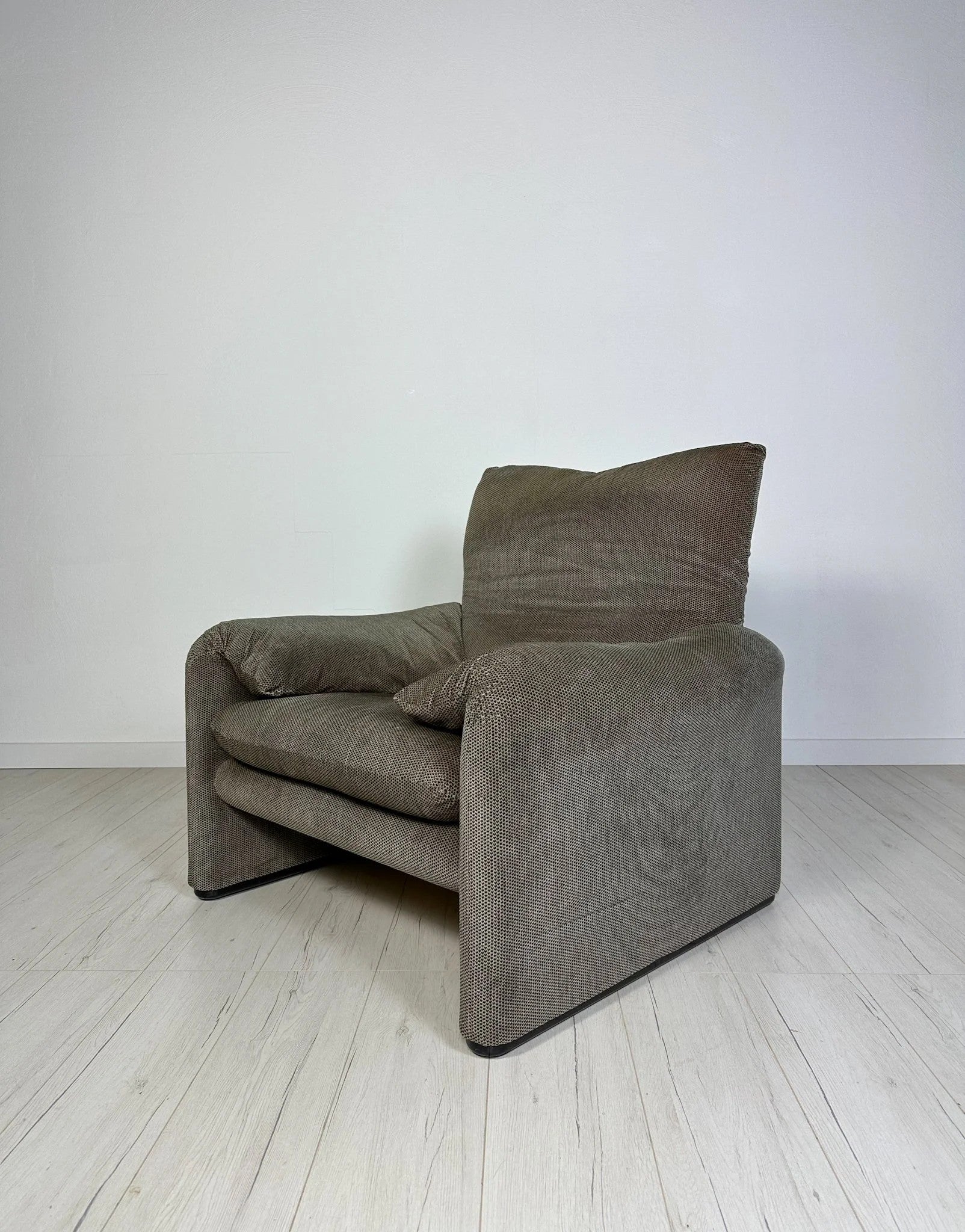 Vintage_Maralunga_Lounge_Chair_by_Vico_Magistretti_for_Cassina,_Grey_Fabric,_Adjustable_Backrest,_Italian_Design