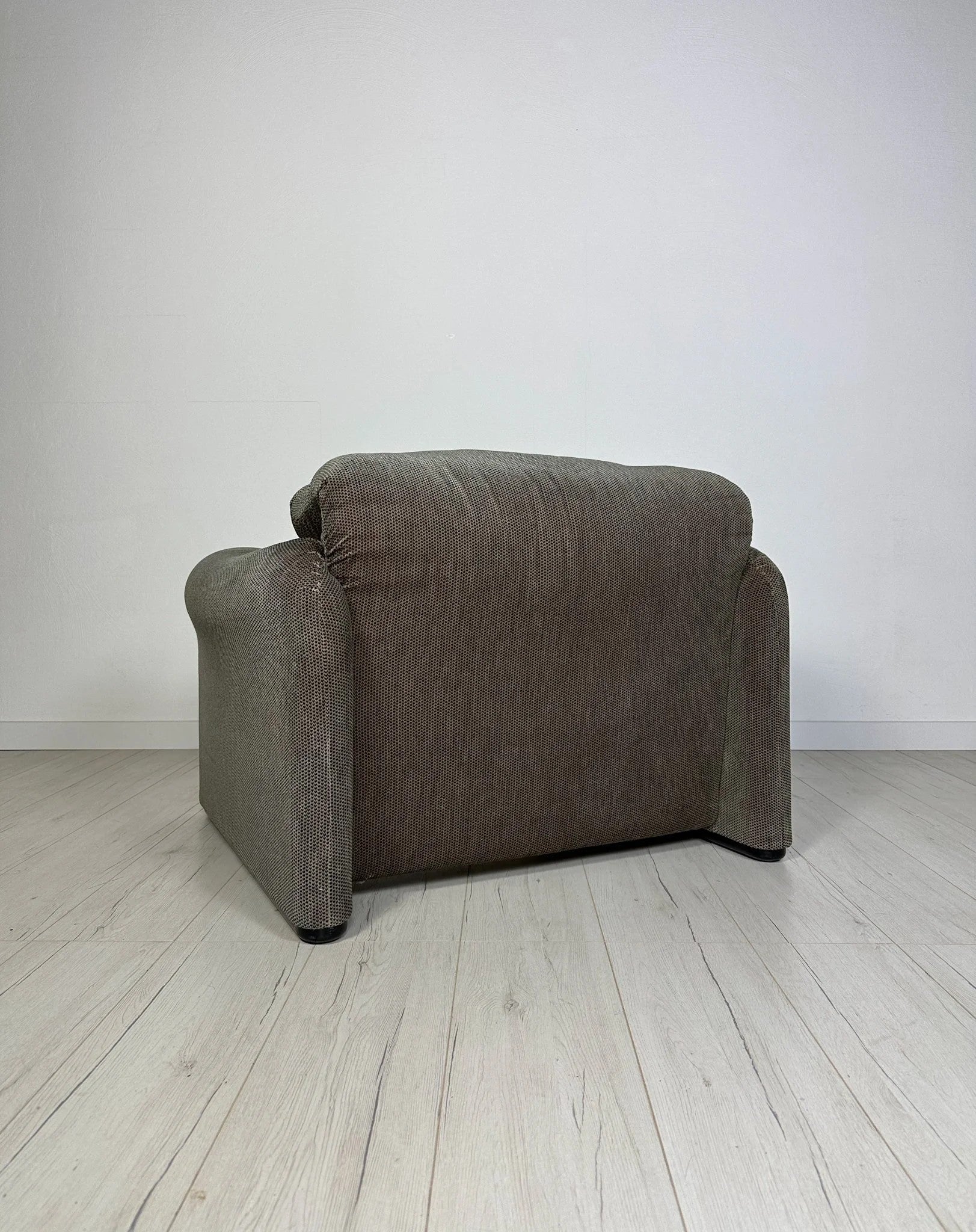 Vintage_Maralunga_Lounge_Chair_by_Vico_Magistretti_for_Cassina,_Grey_Fabric,_Adjustable_Backrest,_Italian_Design