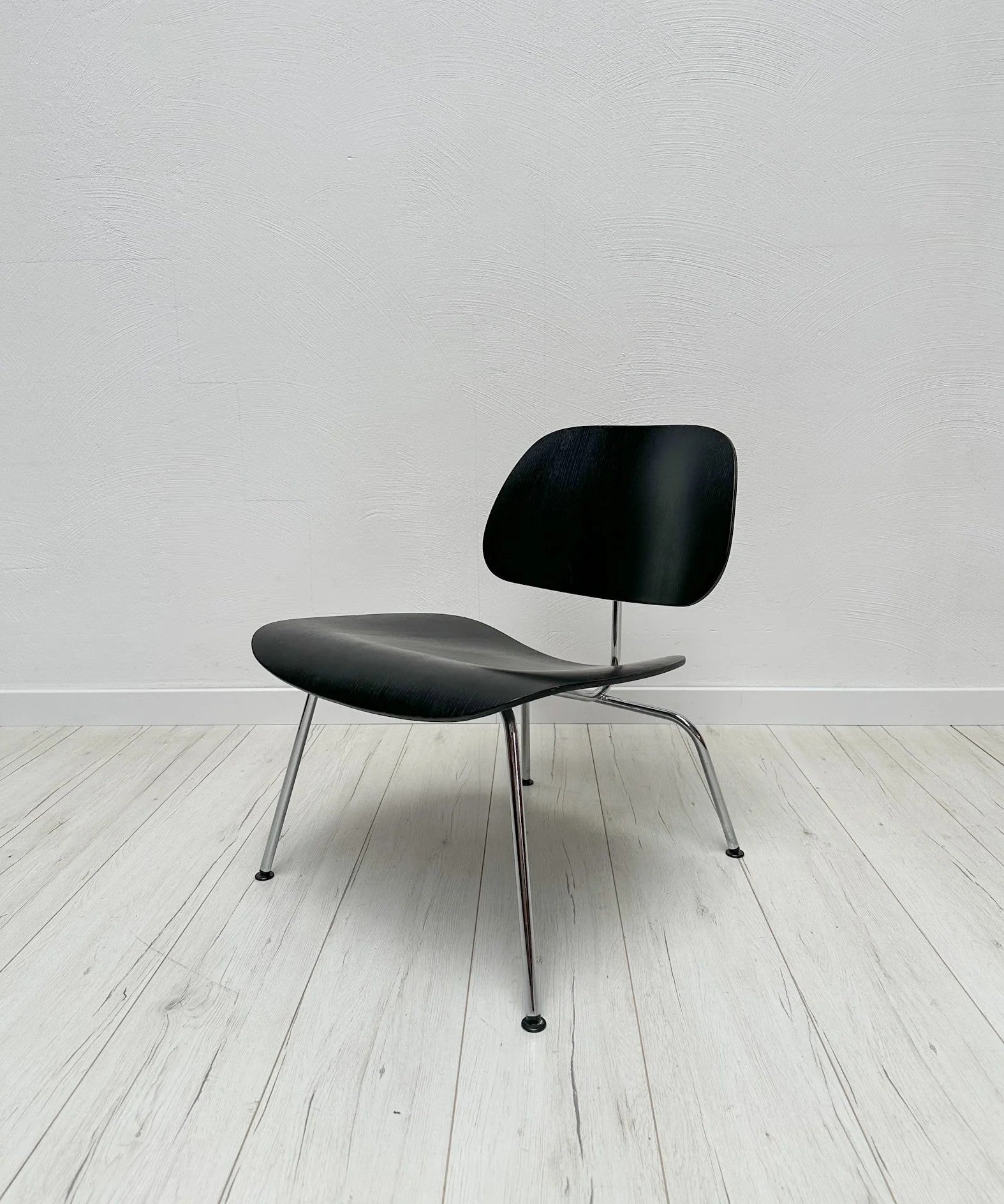 Vintage_LCM_Lounge_Chair_by_Charles_&_Ray_Eames,_Black_Ash_Plywood_and_Chrome_Frame,_Mid-Century_Modern