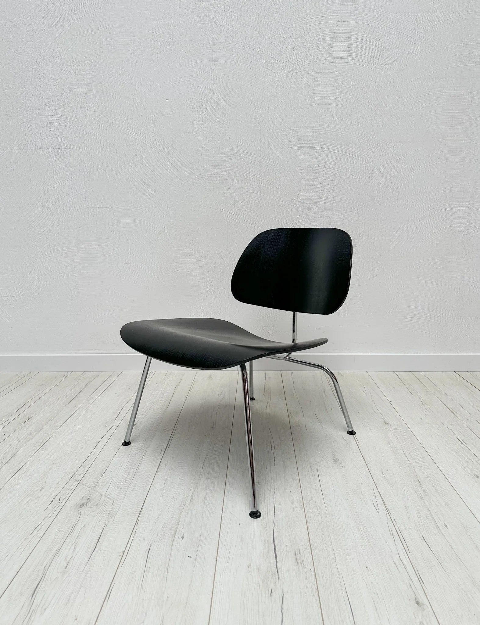 Vintage_LCM_Lounge_Chair_by_Charles_&_Ray_Eames,_Black_Ash_Plywood_and_Chrome_Frame,_Mid-Century_Modern