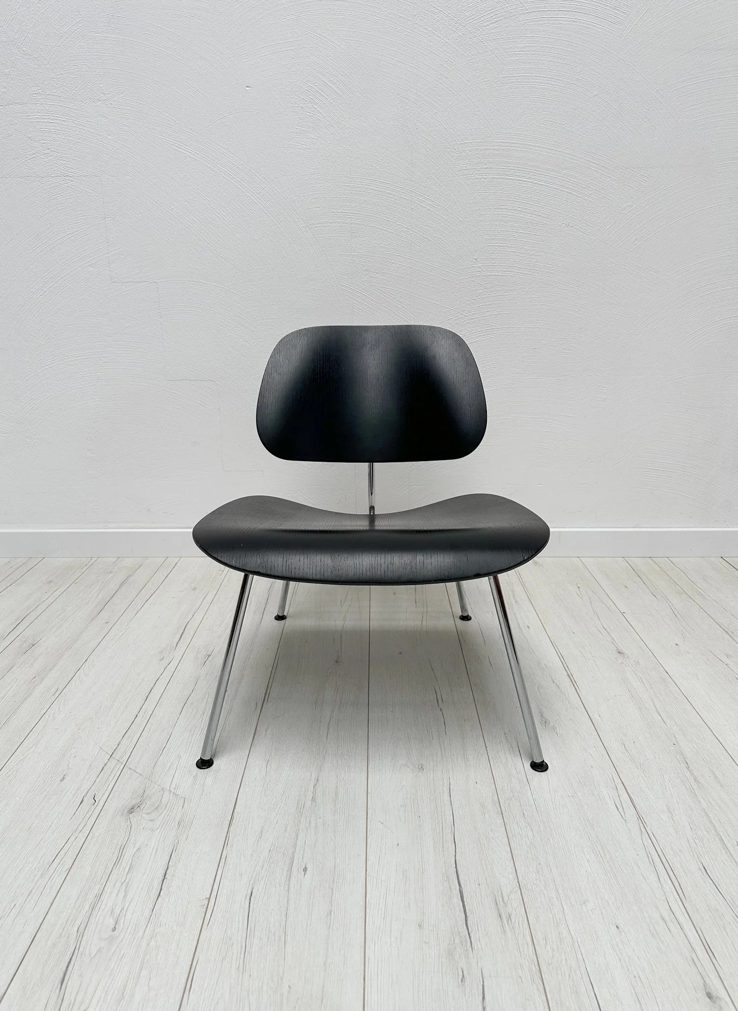 Vintage_LCM_Lounge_Chair_by_Charles_&_Ray_Eames,_Black_Ash_Plywood_and_Chrome_Frame,_Mid-Century_Modern