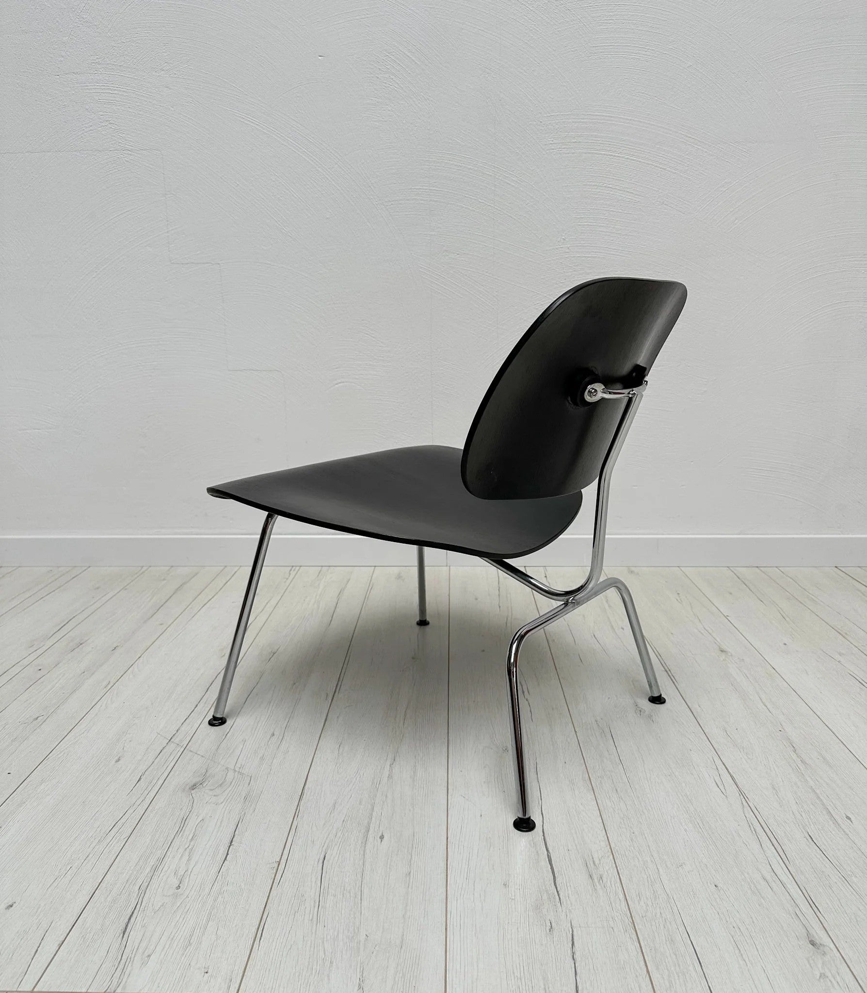 Vintage_LCM_Lounge_Chair_by_Charles_&_Ray_Eames,_Black_Ash_Plywood_and_Chrome_Frame,_Mid-Century_Modern