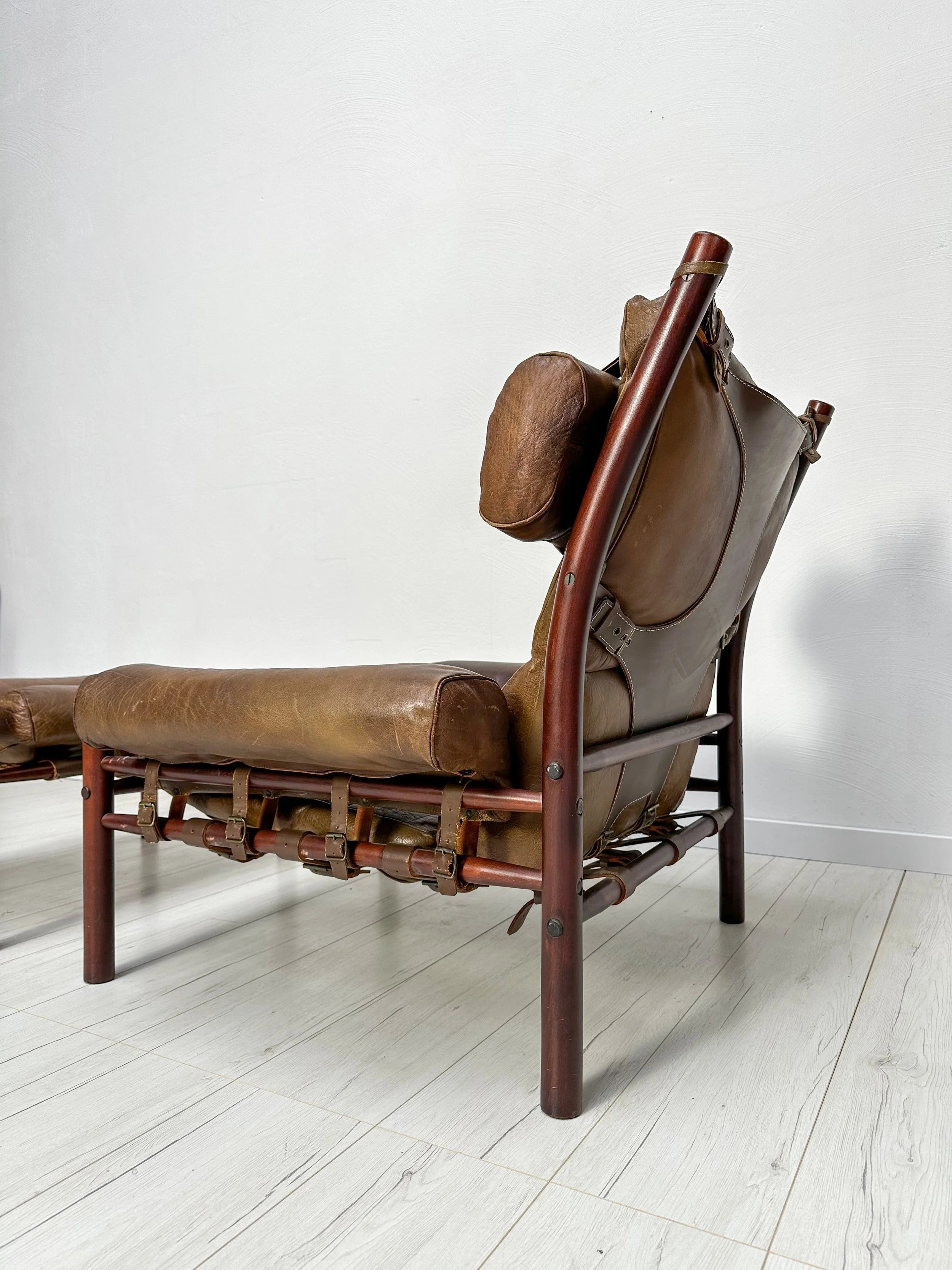 Set_of_Leather_Lounge_Chair_and_Ottoman_by_Arne_Norell_for_Norell_Möbel_AB,_Buffalo_Leather_and_Wood,_Sweden,_1970s