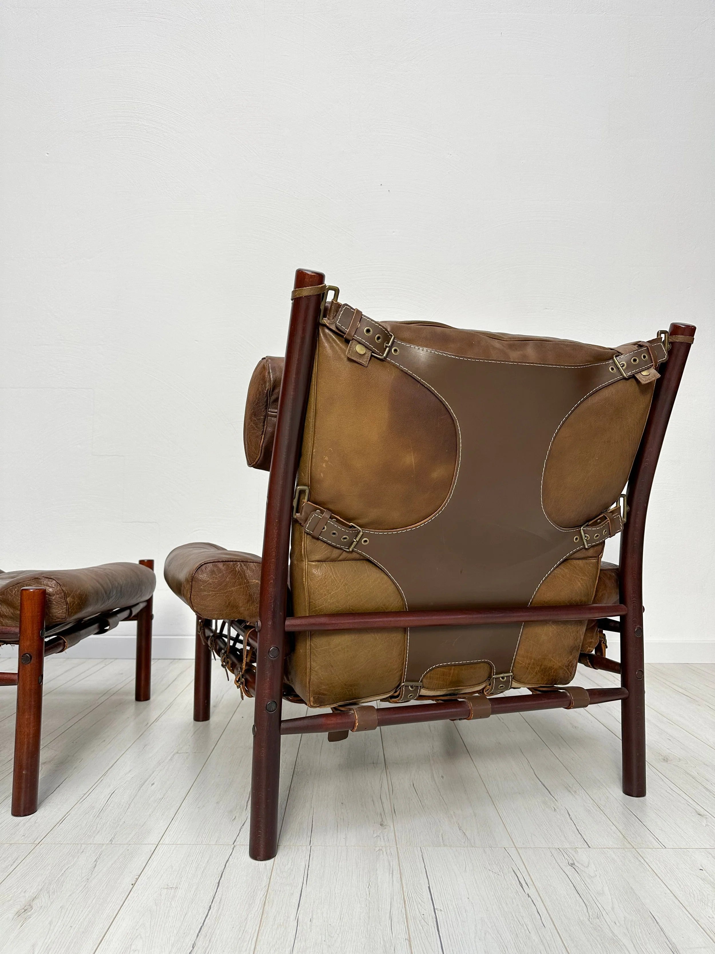Set_of_Leather_Lounge_Chair_and_Ottoman_by_Arne_Norell_for_Norell_Möbel_AB,_Buffalo_Leather_and_Wood,_Sweden,_1970s