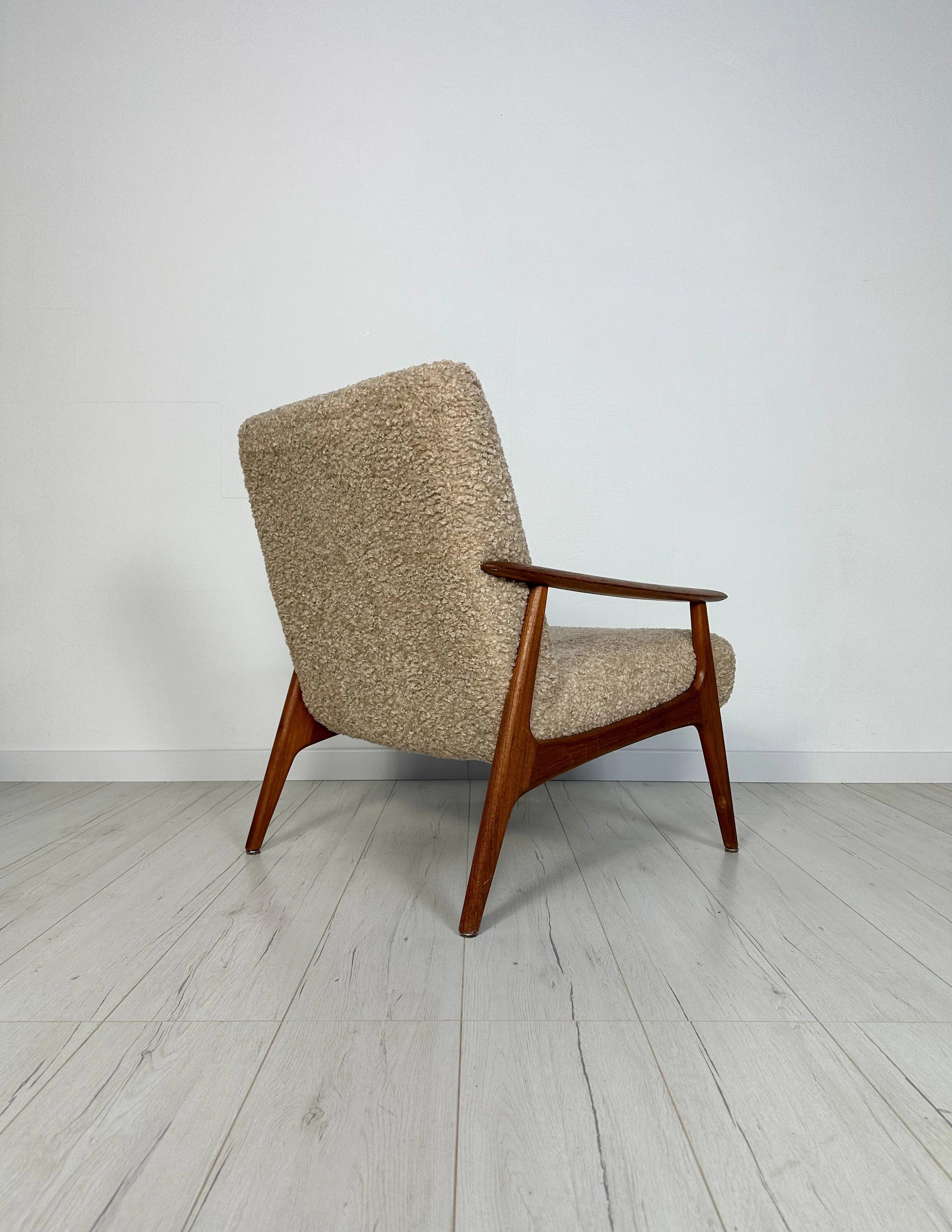 Vintage_Teak_Armchair_with_Beige_Bouclé_Upholstery,_Mid-Century_Modern_Design,_1960s